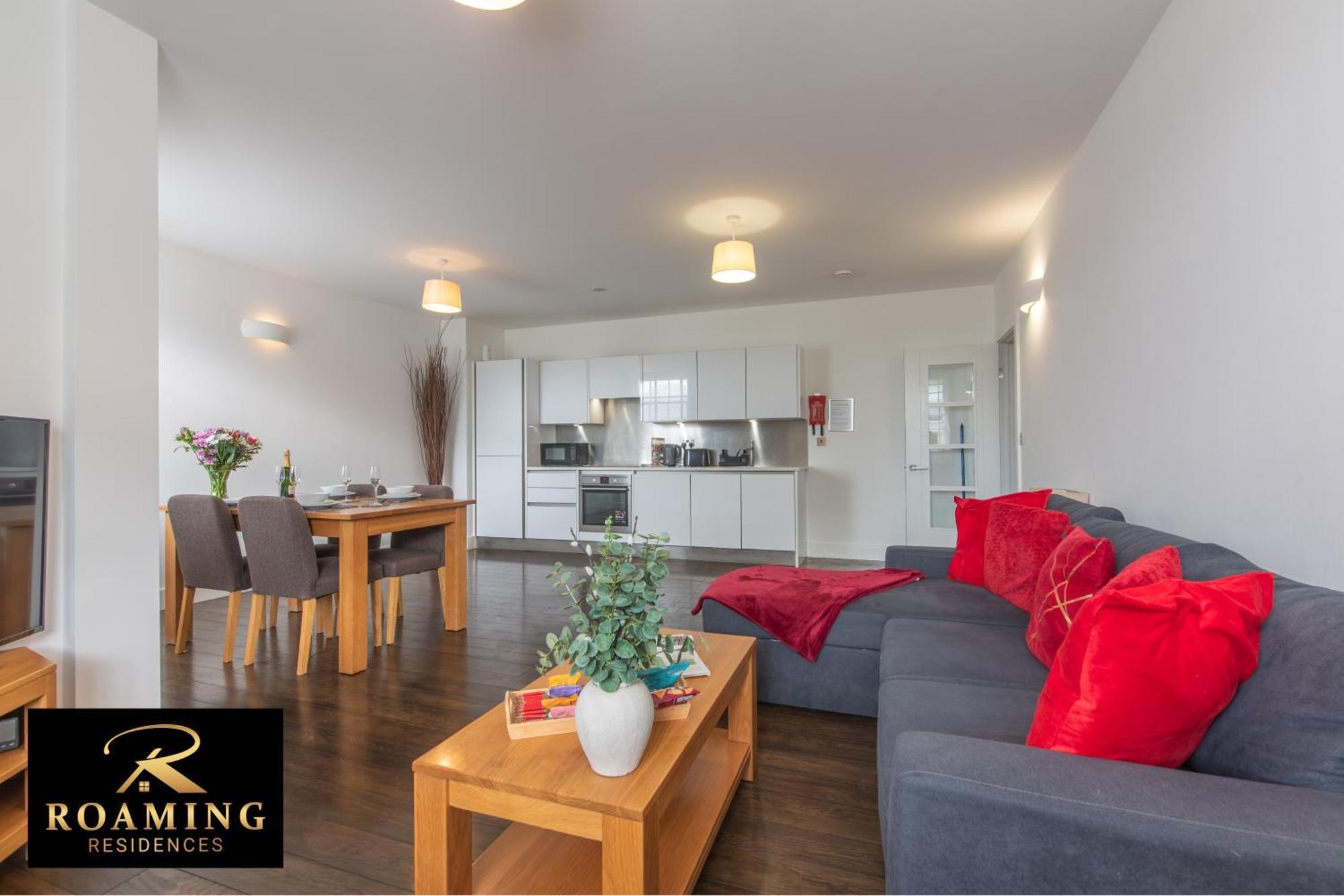 Sleeps 6 - - Free Secure Parking - 2 Bath * Reading
