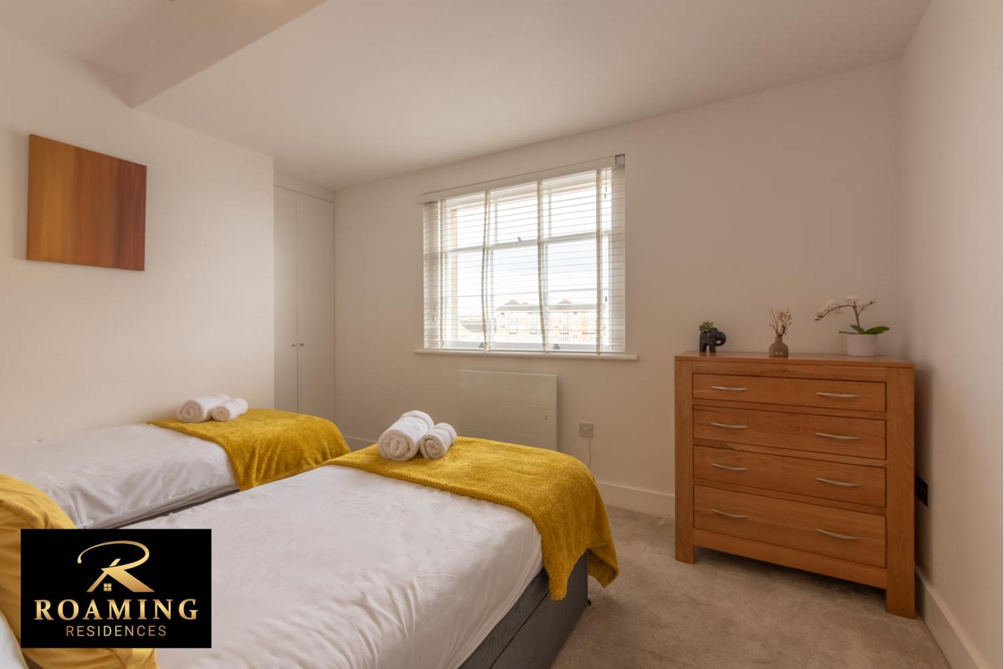 Sleeps 6 - - Free Secure Parking - 2 Bath *