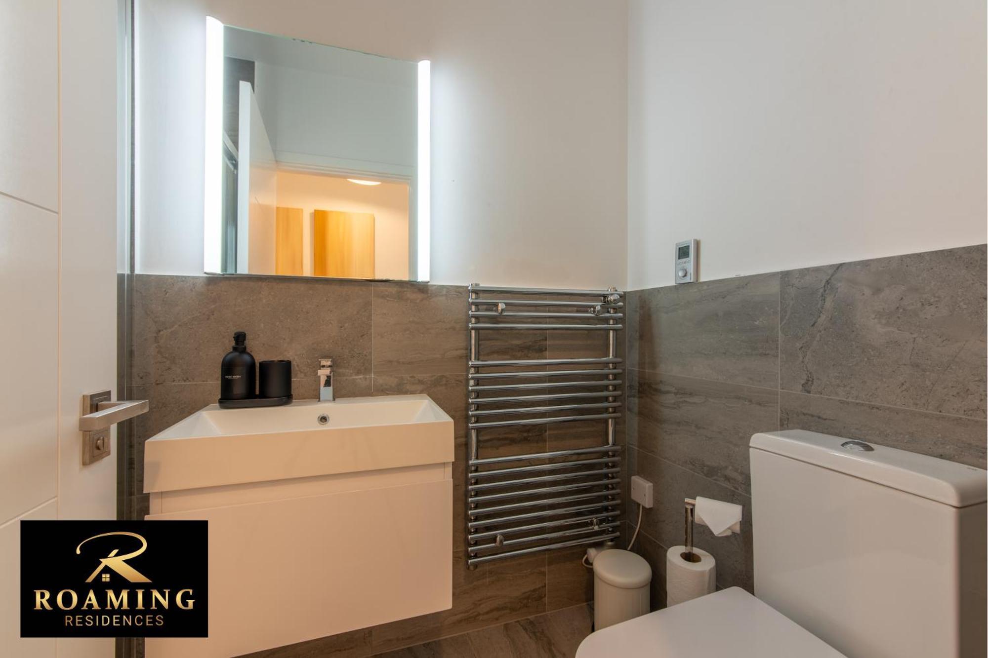 Sleeps 6 - - Free Secure Parking - 2 Bath Apartment