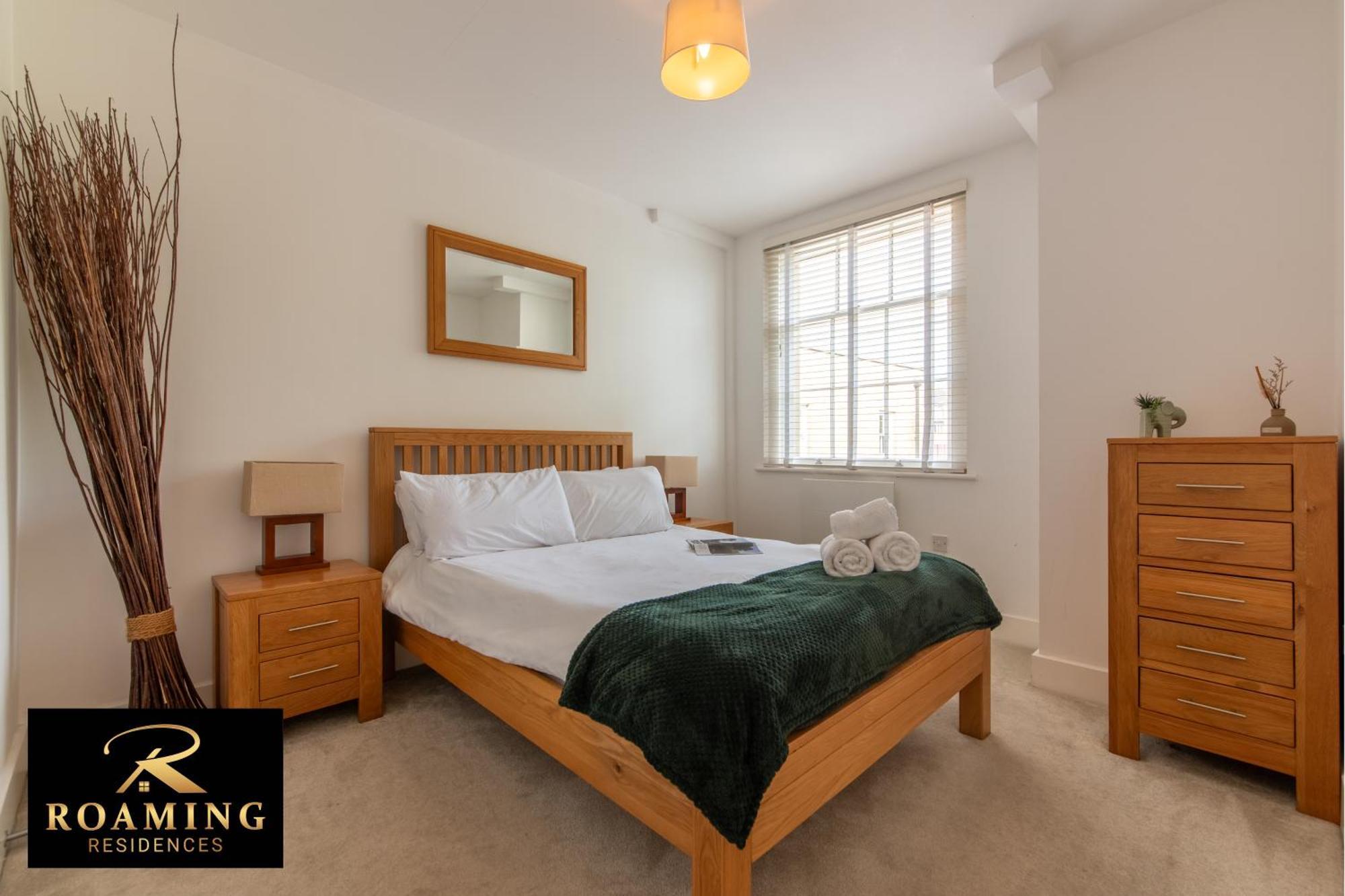 Sleeps 6 - - Free Secure Parking - 2 Bath *