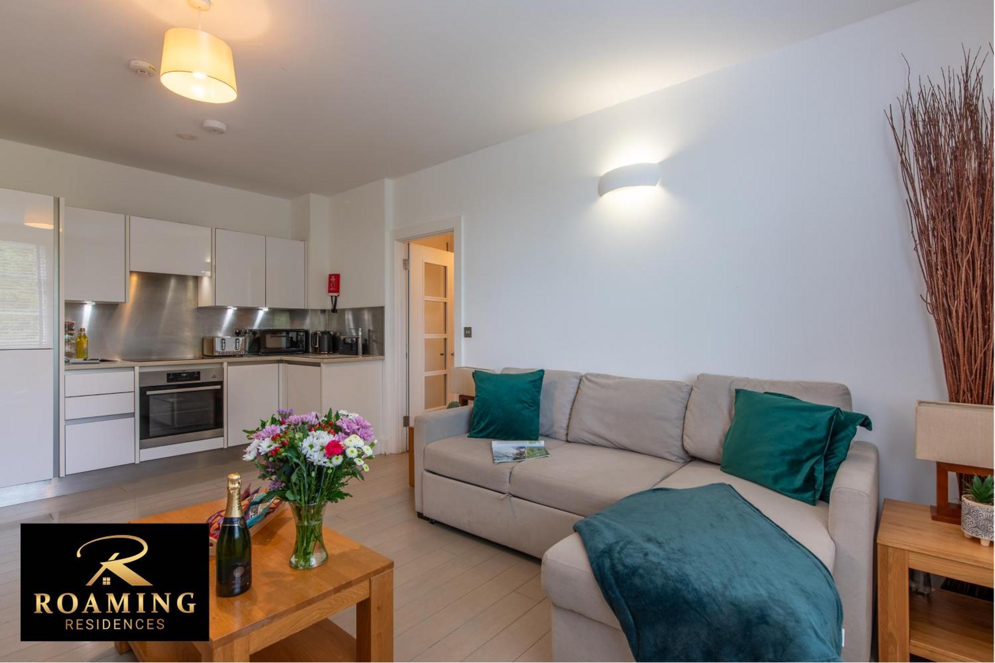 Sleeps 6 - - Free Secure Parking - 2 Bath Reading