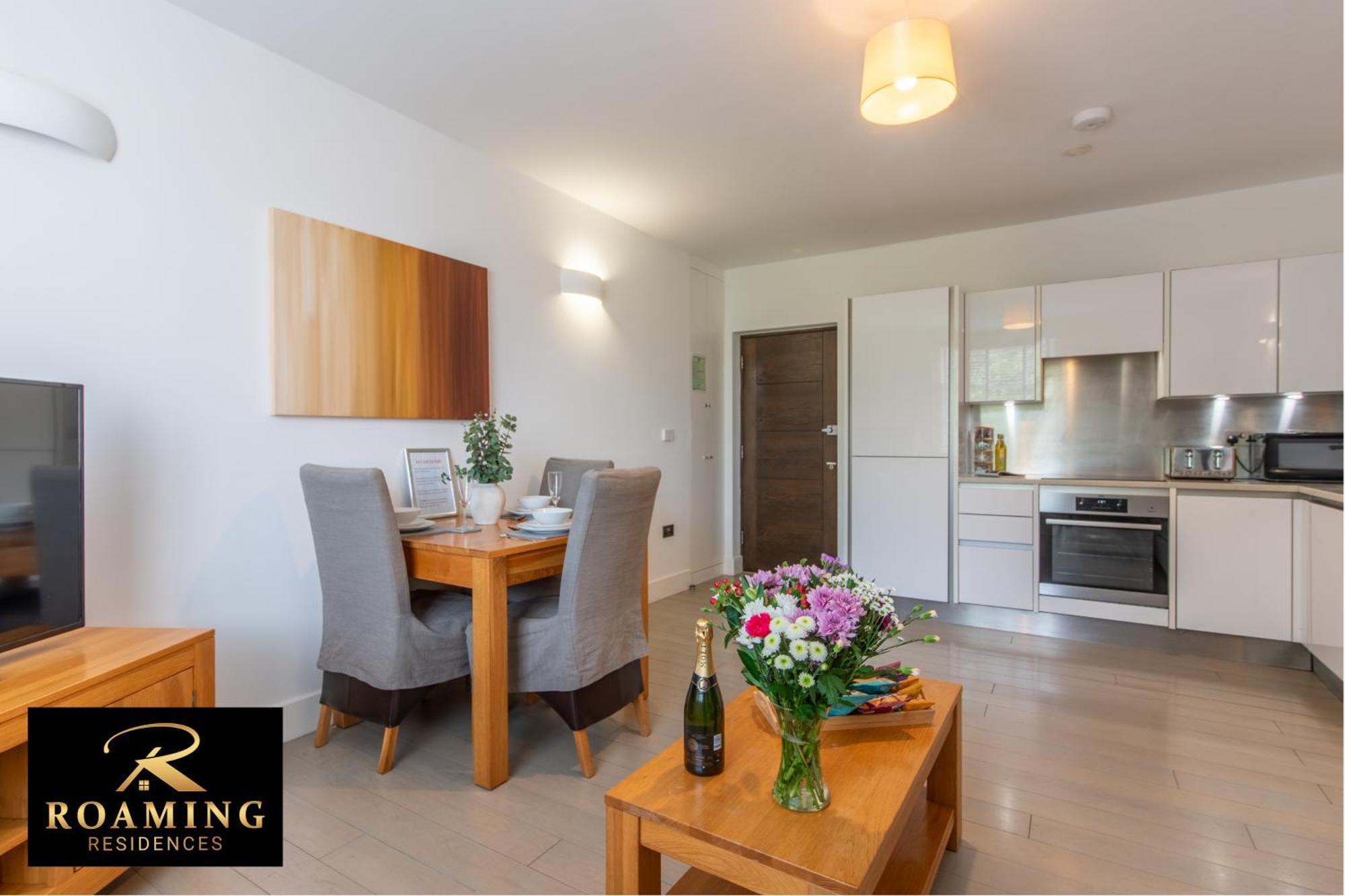 Sleeps 6 - - Free Secure Parking - 2 Bath Apartment