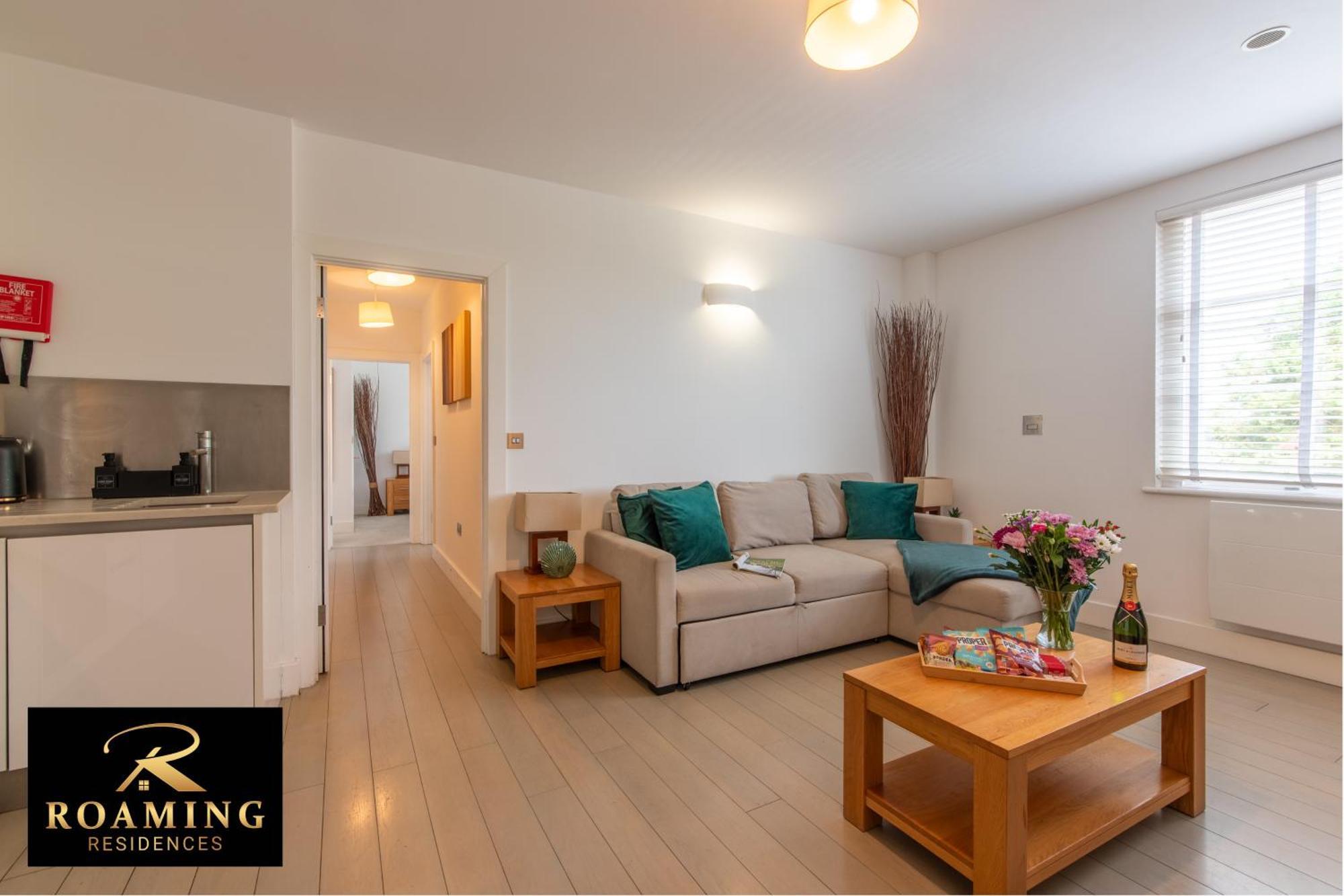 Sleeps 6 - - Free Secure Parking - 2 Bath Reading