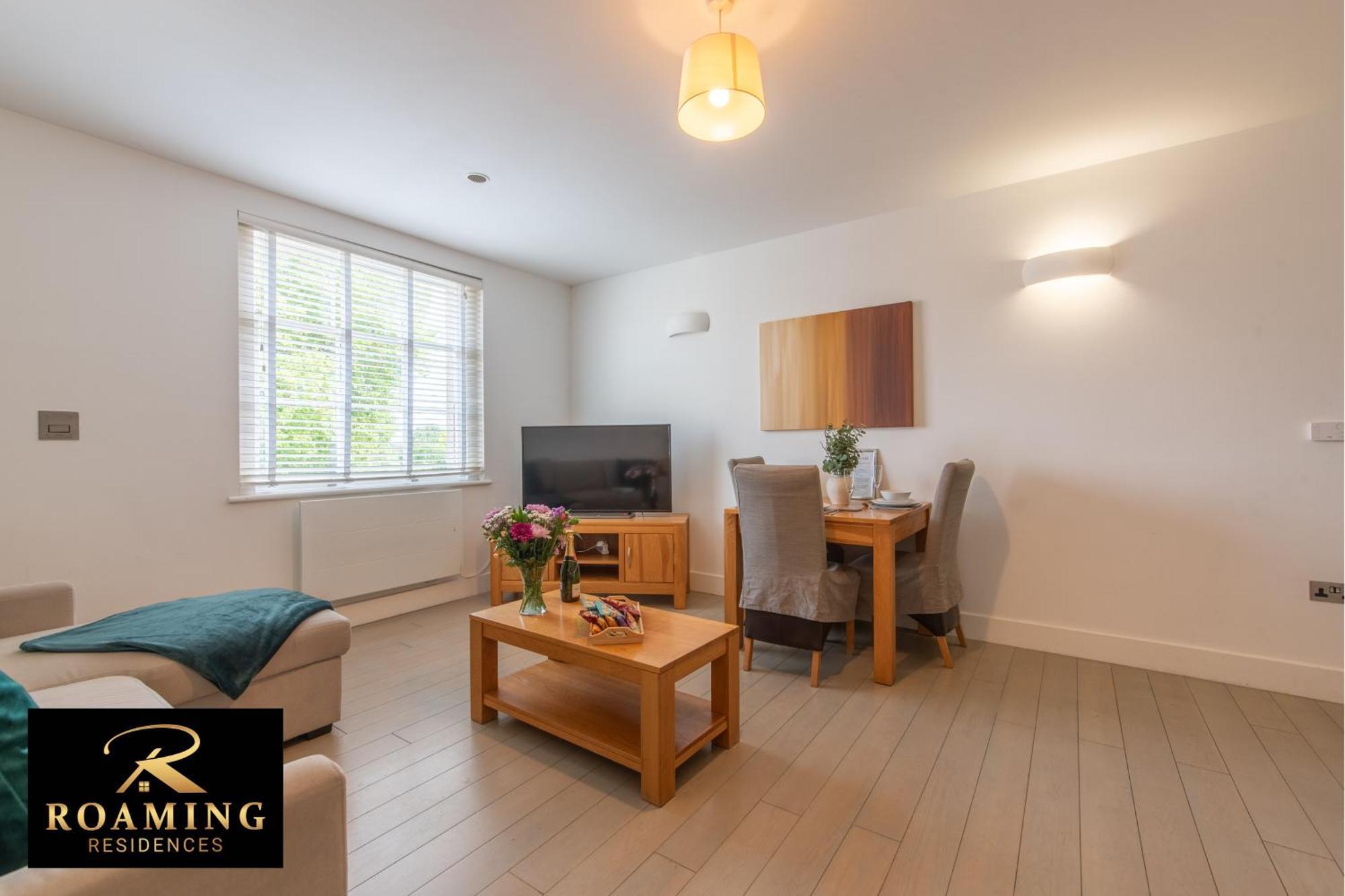 Sleeps 6 - - Free Secure Parking - 2 Bath Apartment