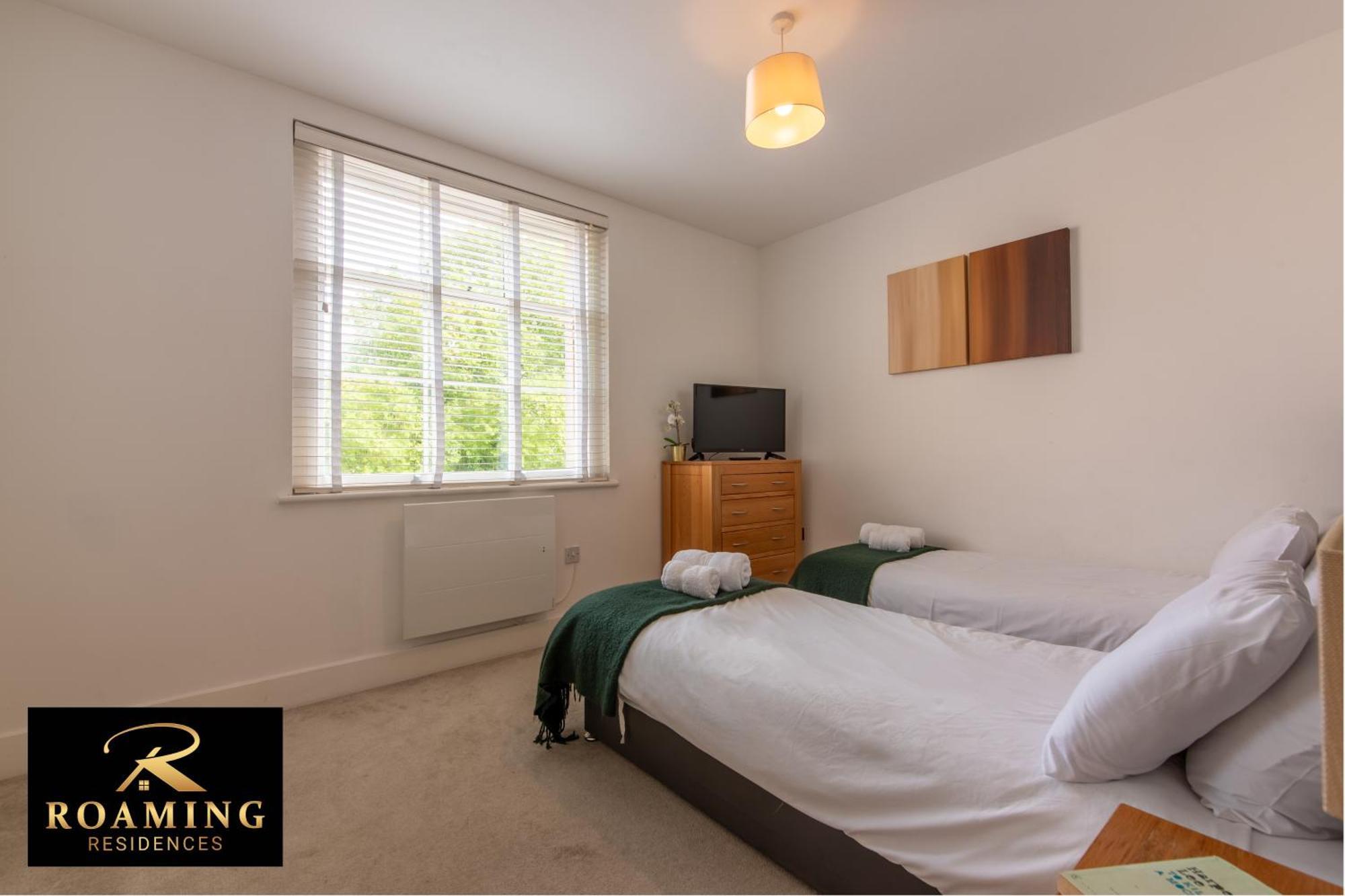 Sleeps 6 - - Free Secure Parking - 2 Bath Apartment *