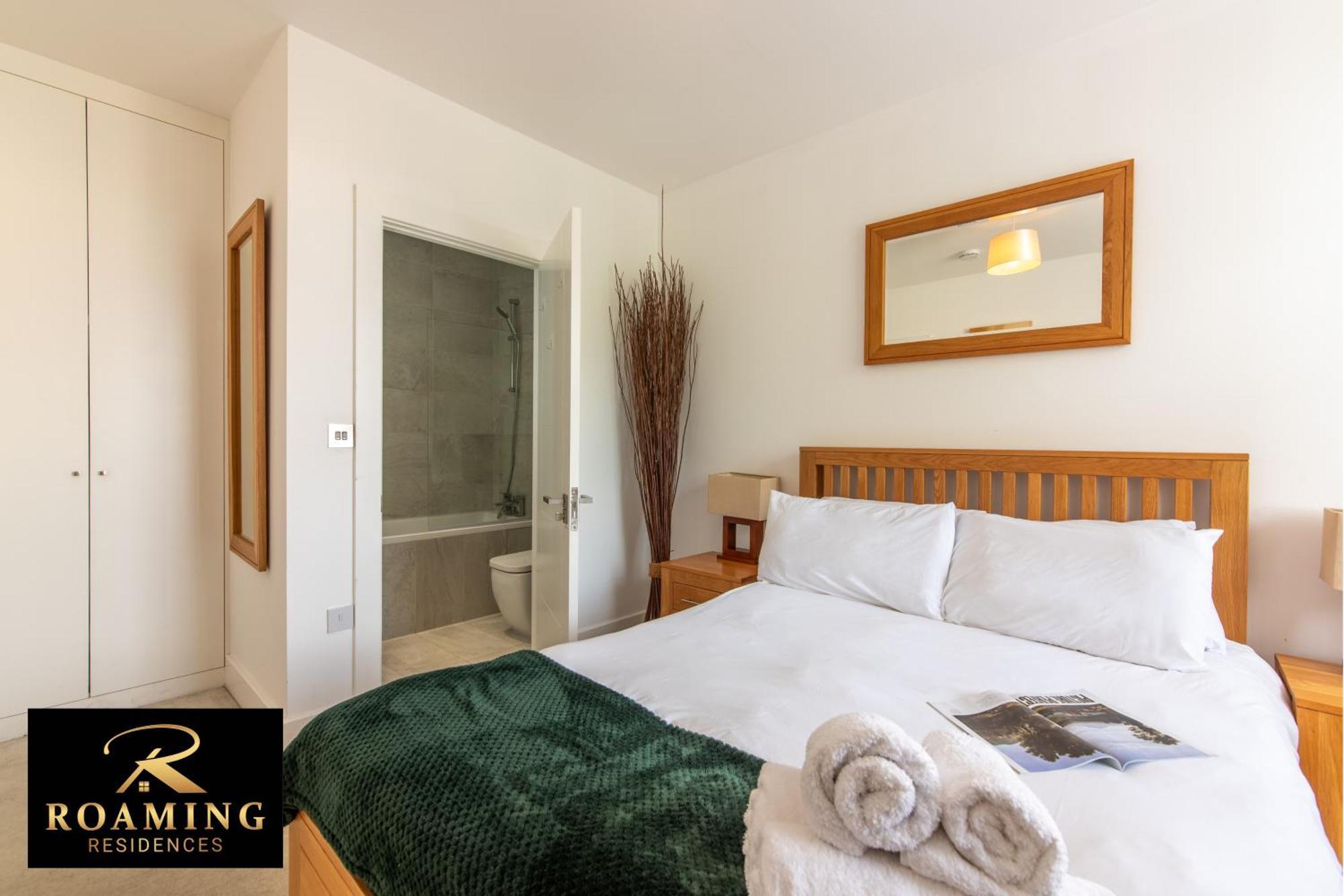 Sleeps 6 - - Free Secure Parking - 2 Bath *