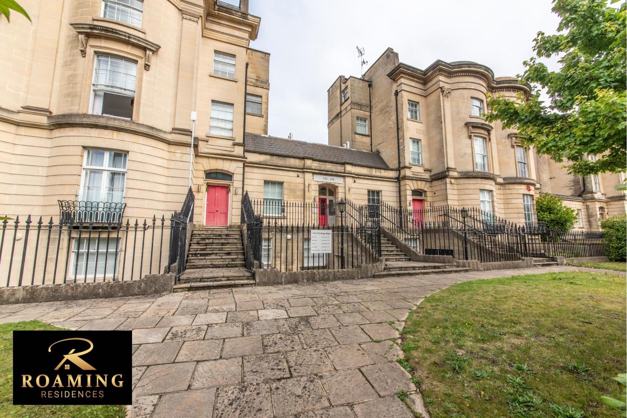 Sleeps 6 - - Free Secure Parking - 2 Bath Reading