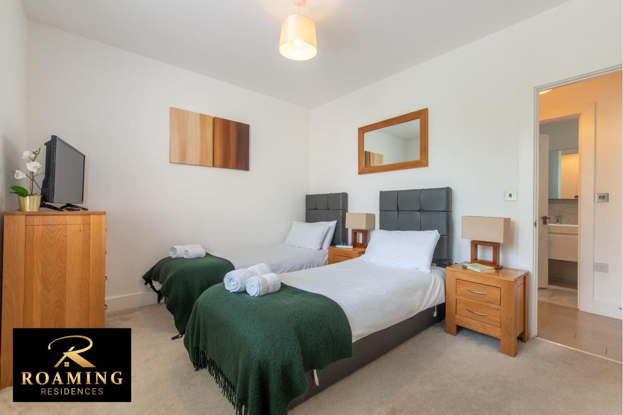 Sleeps 6 - - Free Secure Parking - 2 Bath