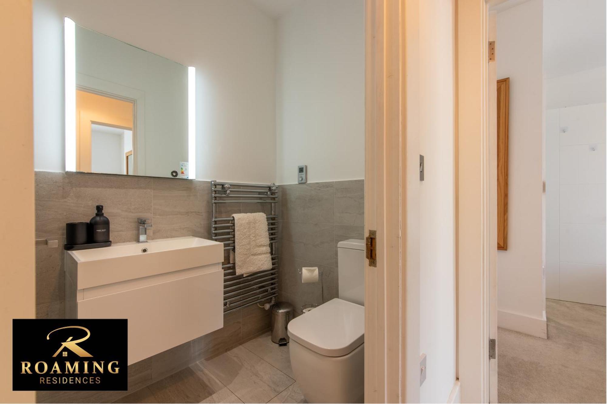 Sleeps 6 - - Free Secure Parking - 2 Bath Apartment