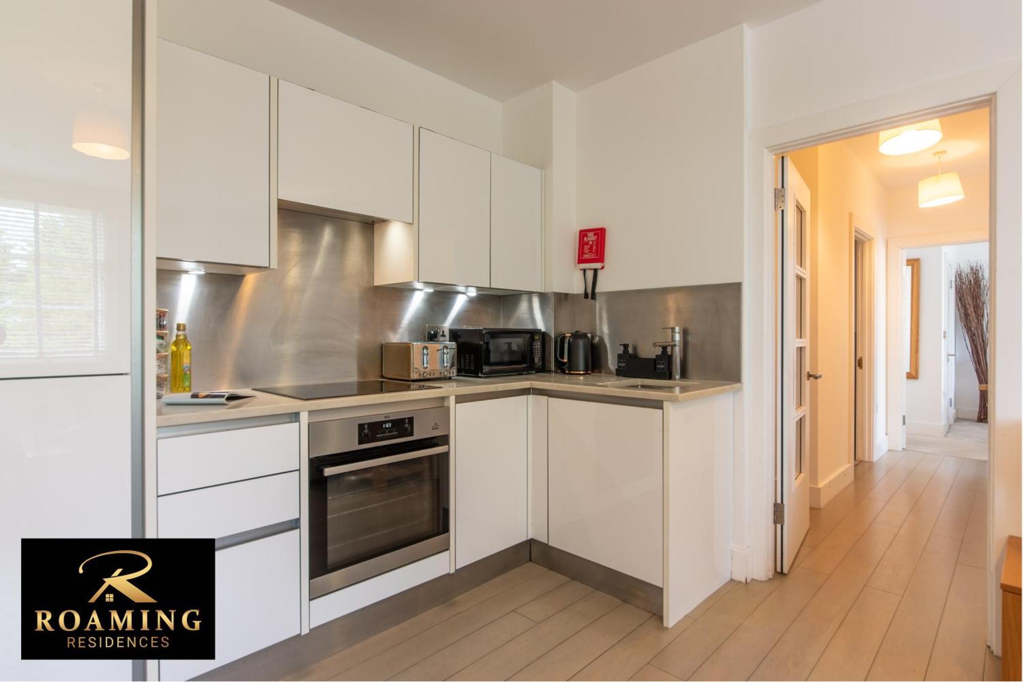 Apartment Sleeps 6 - - Free Secure Parking - 2 Bath