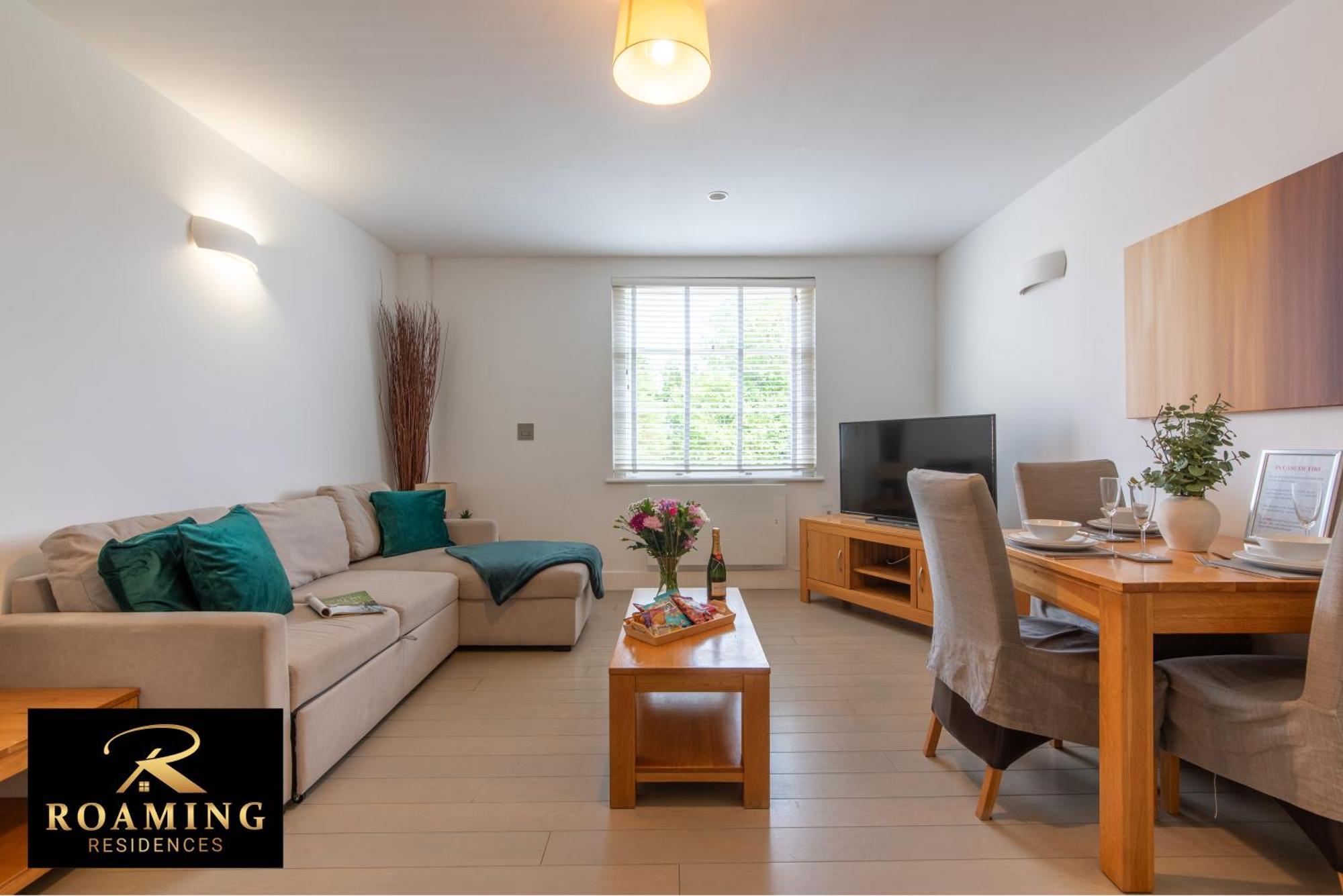 Sleeps 6 - - Free Secure Parking - 2 Bath Apartment *