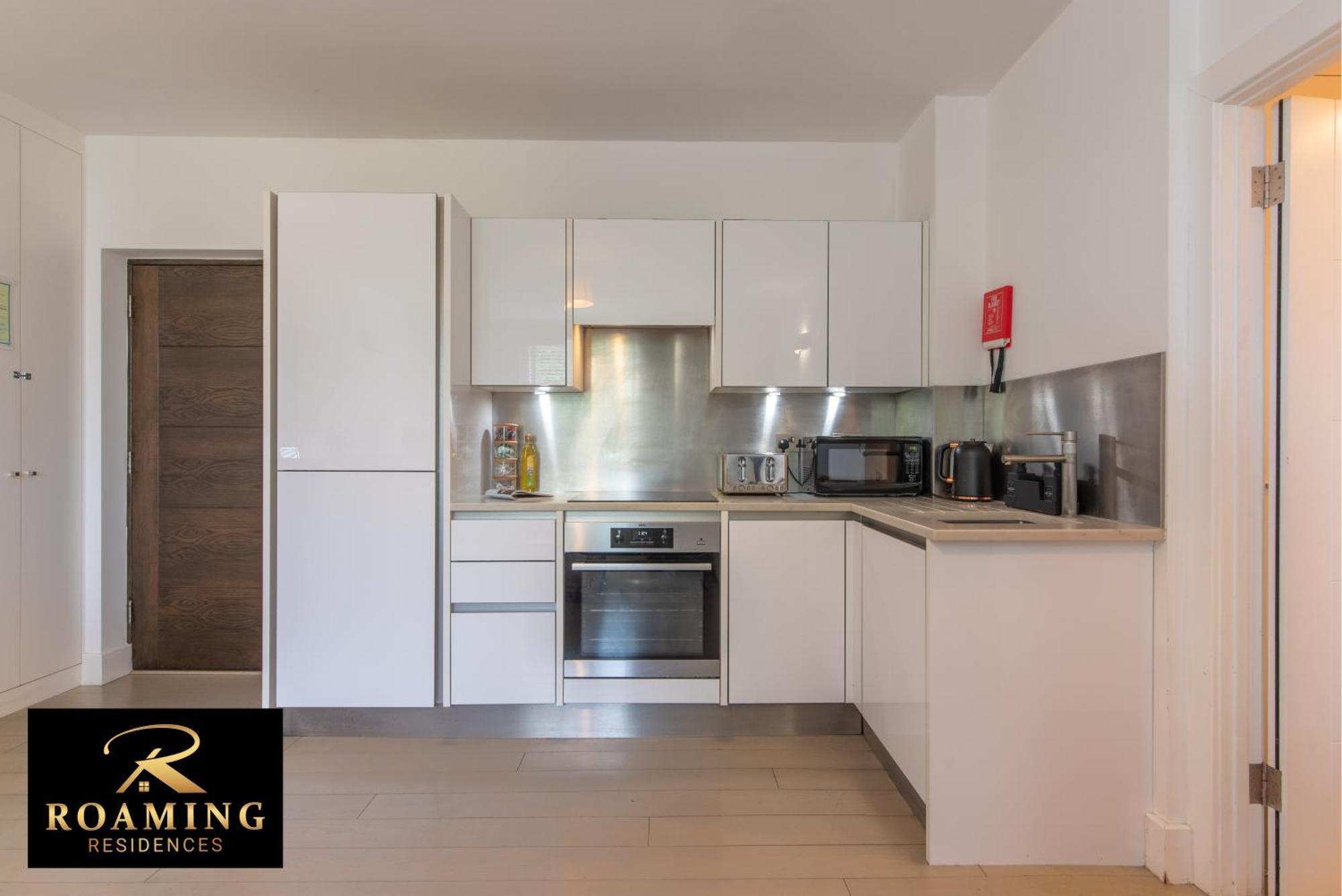 Sleeps 6 - - Free Secure Parking - 2 Bath