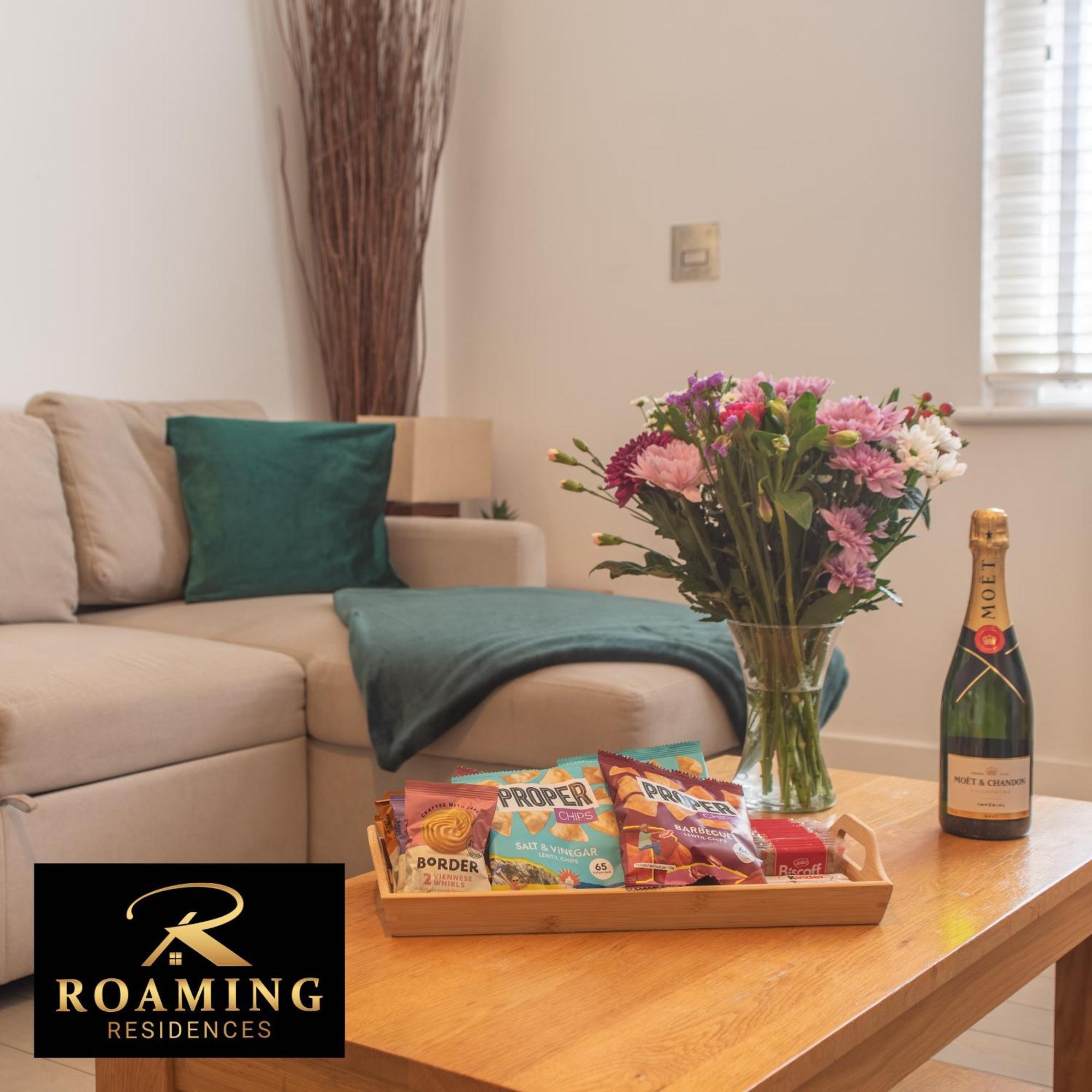 Sleeps 6 - - Free Secure Parking - 2 Bath Apartment