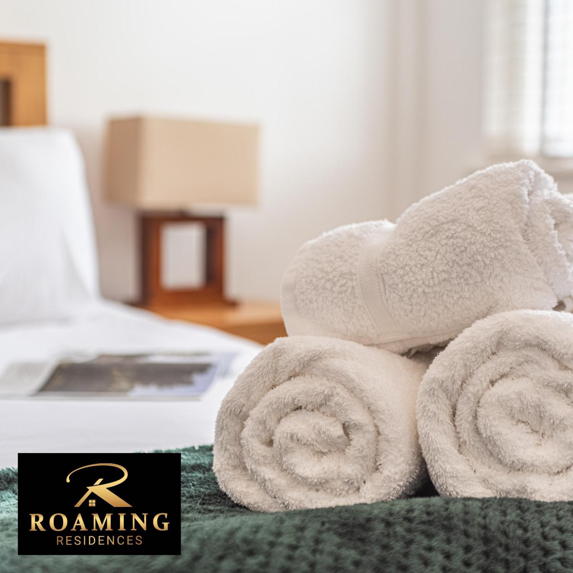 Sleeps 6 - - Free Secure Parking - 2 Bath * Reading