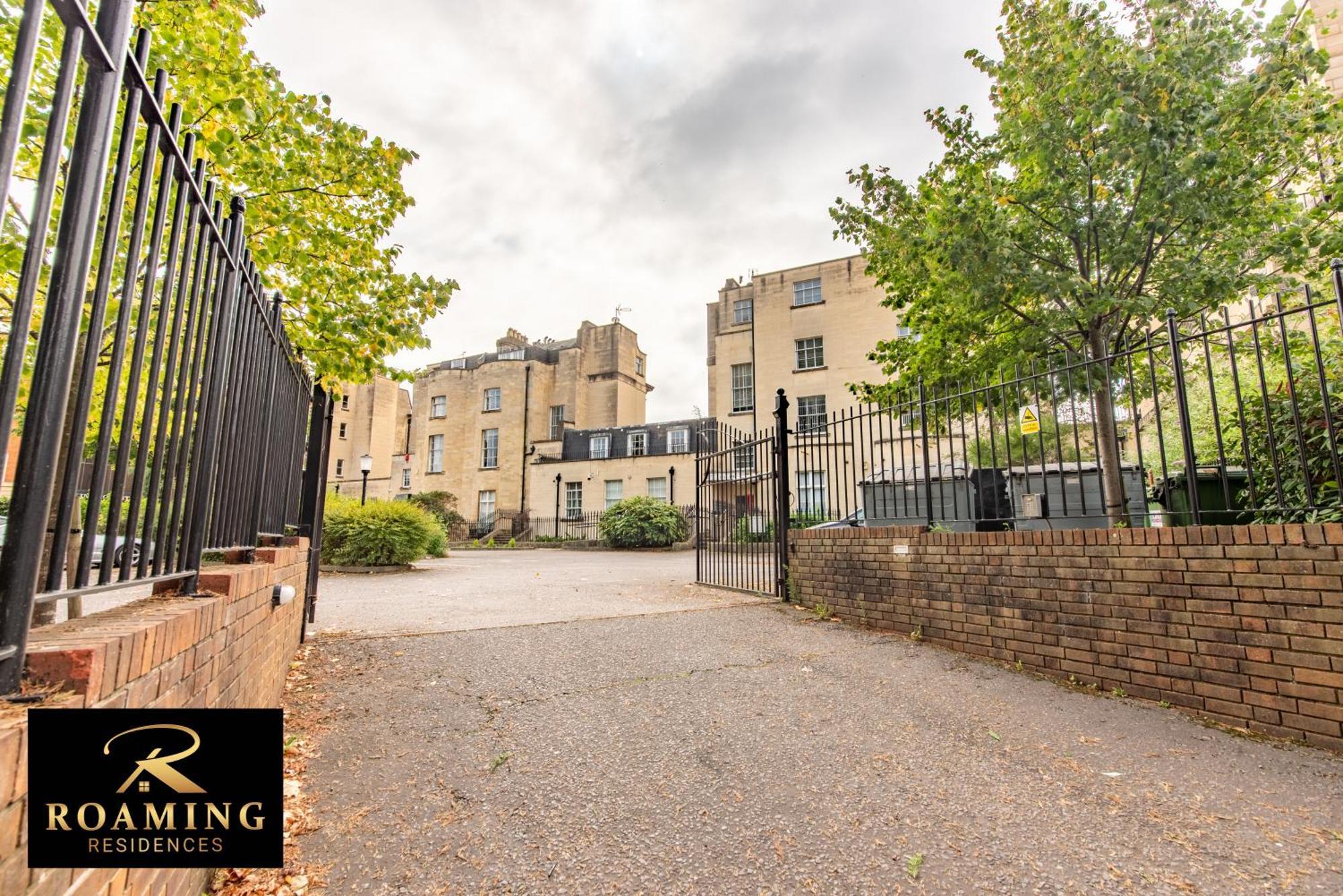 Apartment Sleeps 6 - - Free Secure Parking - 2 Bath *