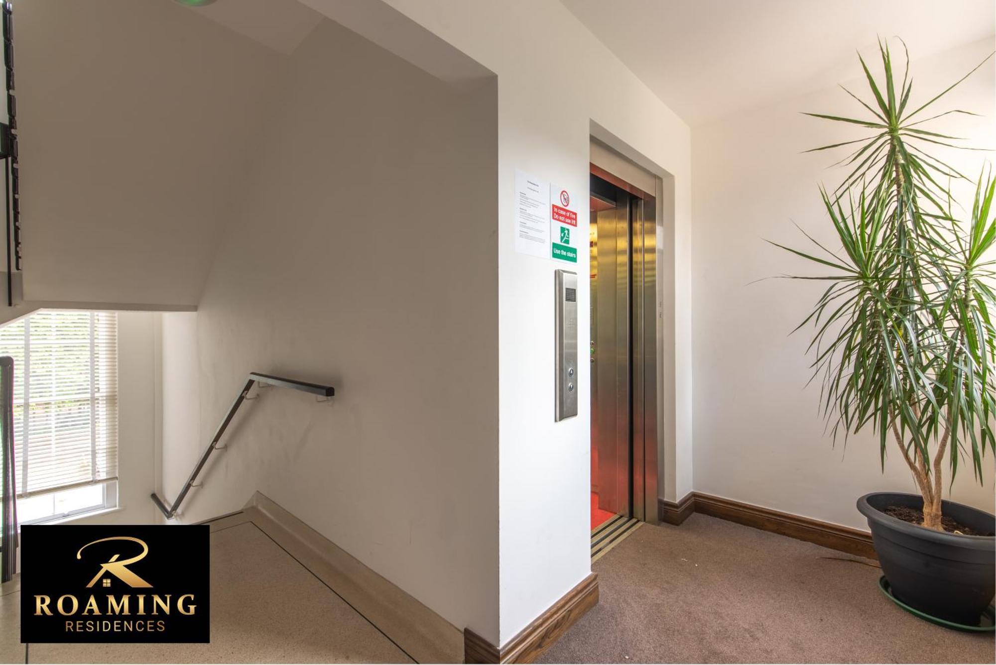 Sleeps 6 - - Free Secure Parking - 2 Bath