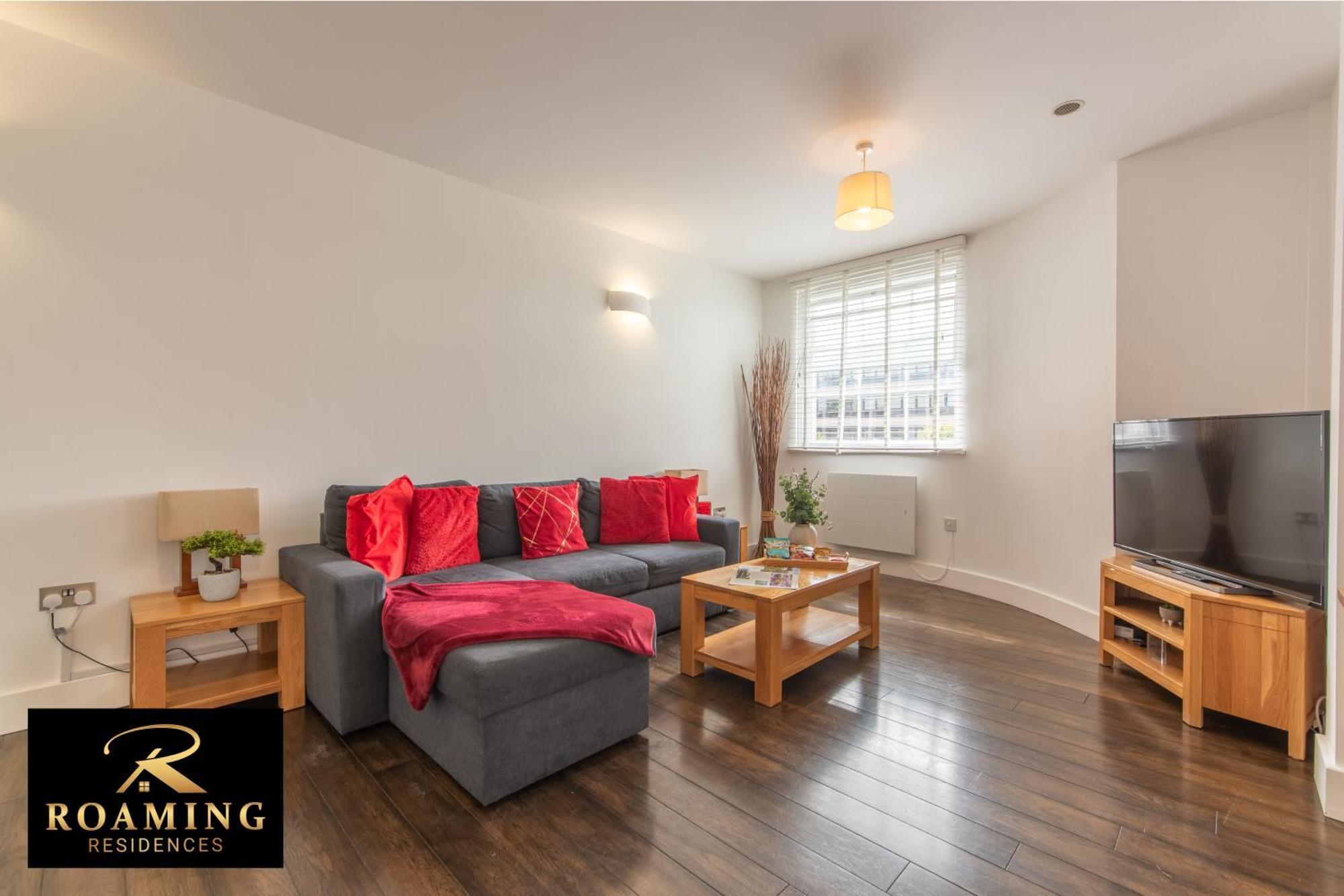 Sleeps 6 - - Free Secure Parking - 2 Bath * Reading