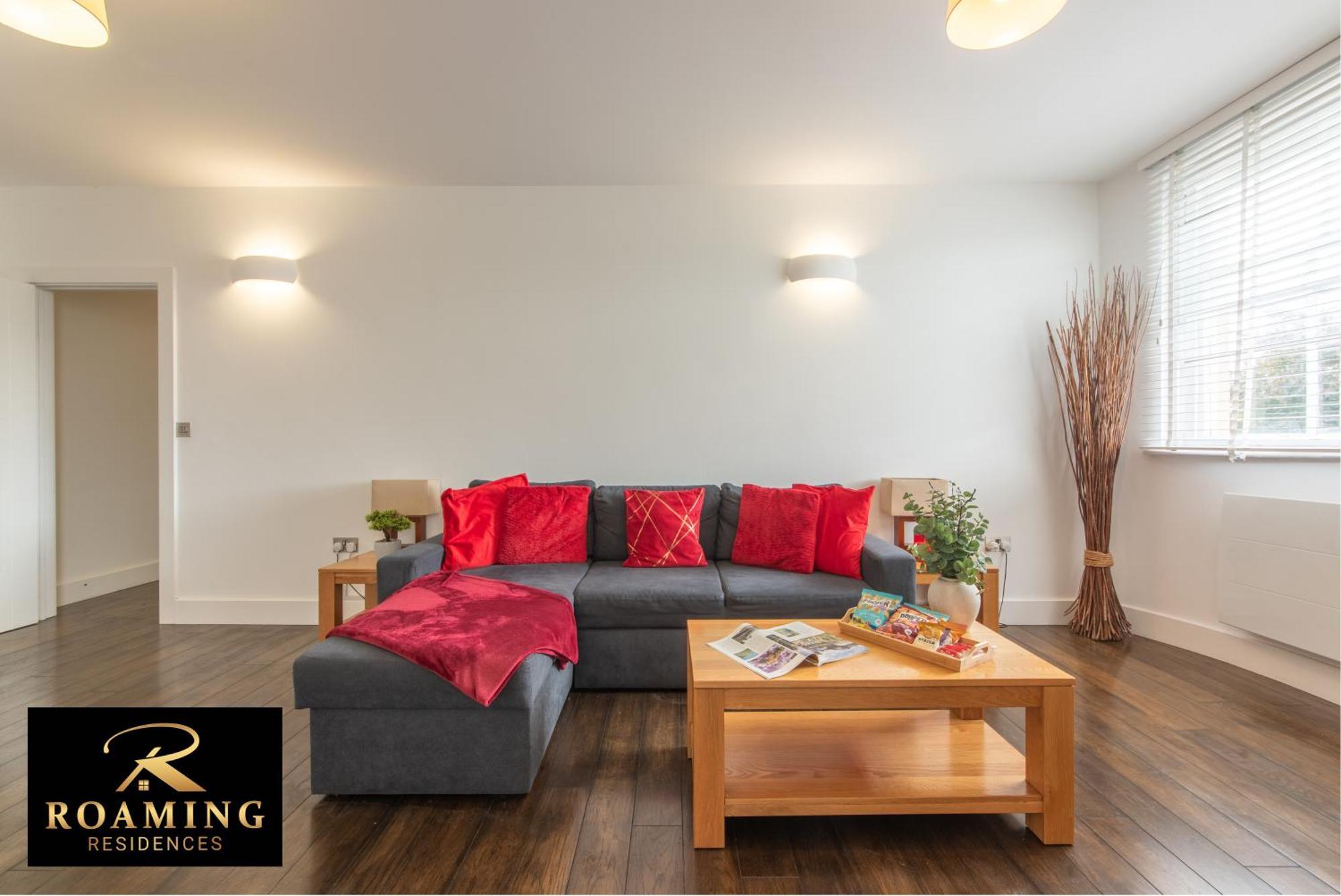 Sleeps 6 - - Free Secure Parking - 2 Bath