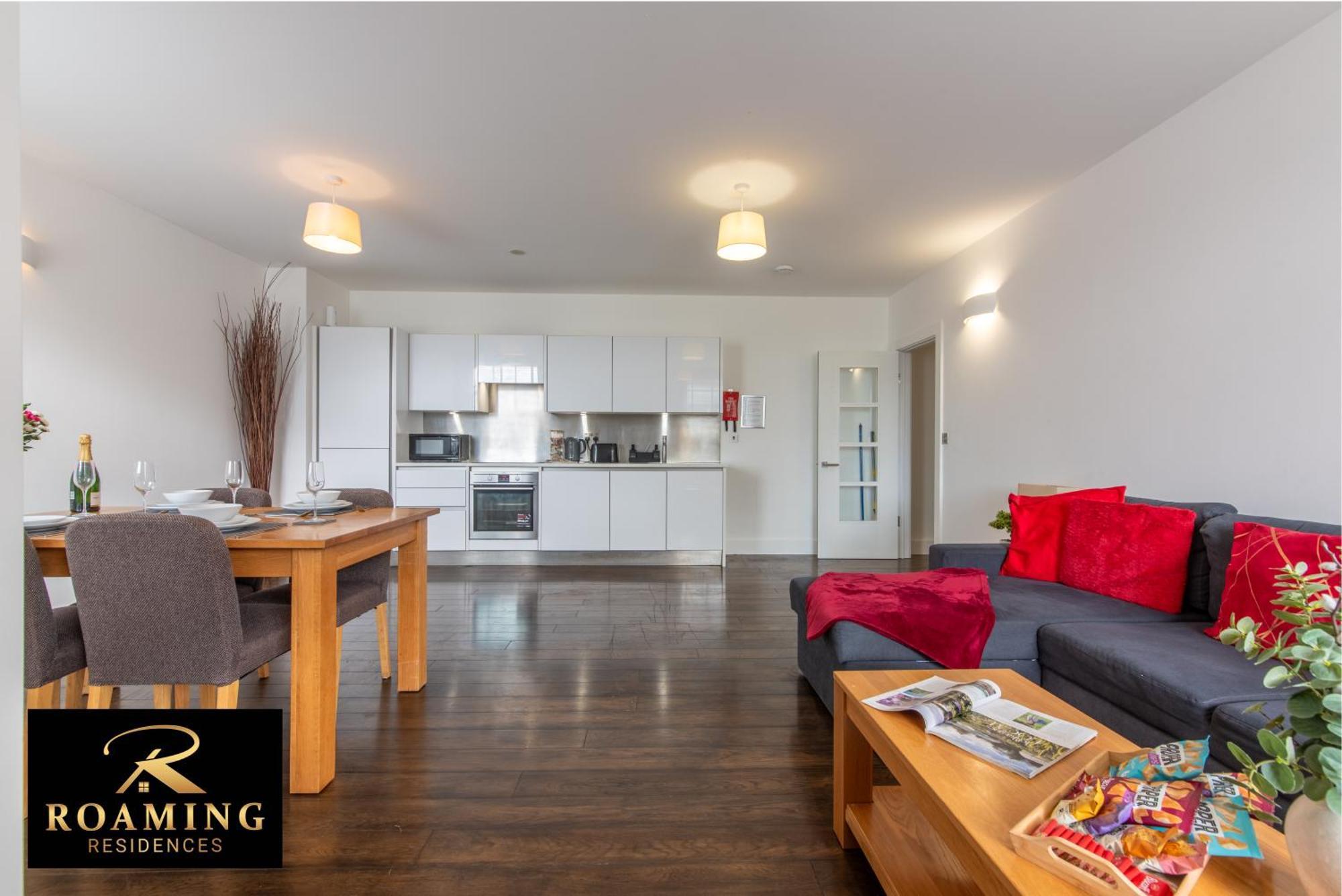 Sleeps 6 - - Free Secure Parking - 2 Bath Apartment