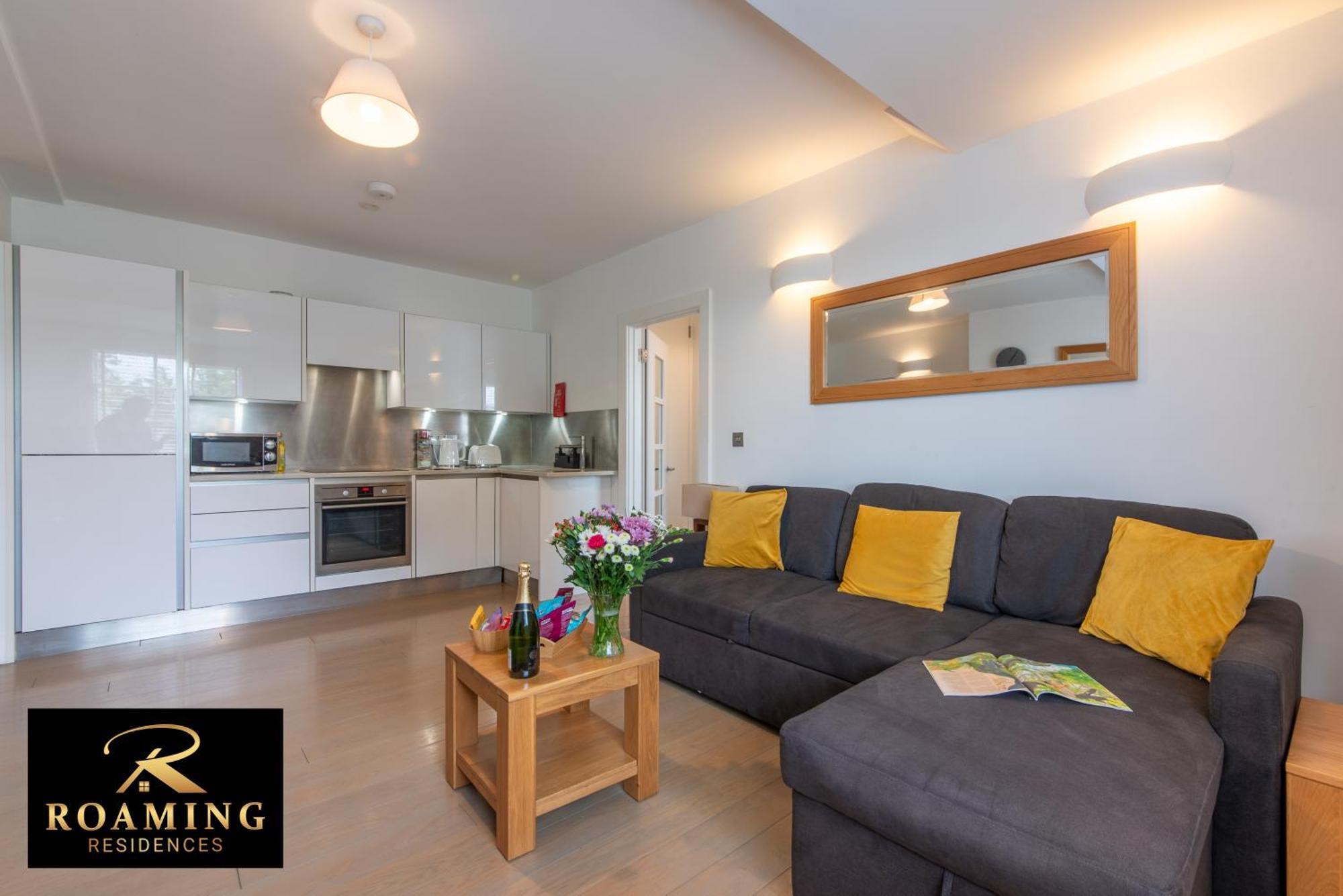 Apartment Sleeps 6 - - Free Secure Parking - 2 Bath Reading