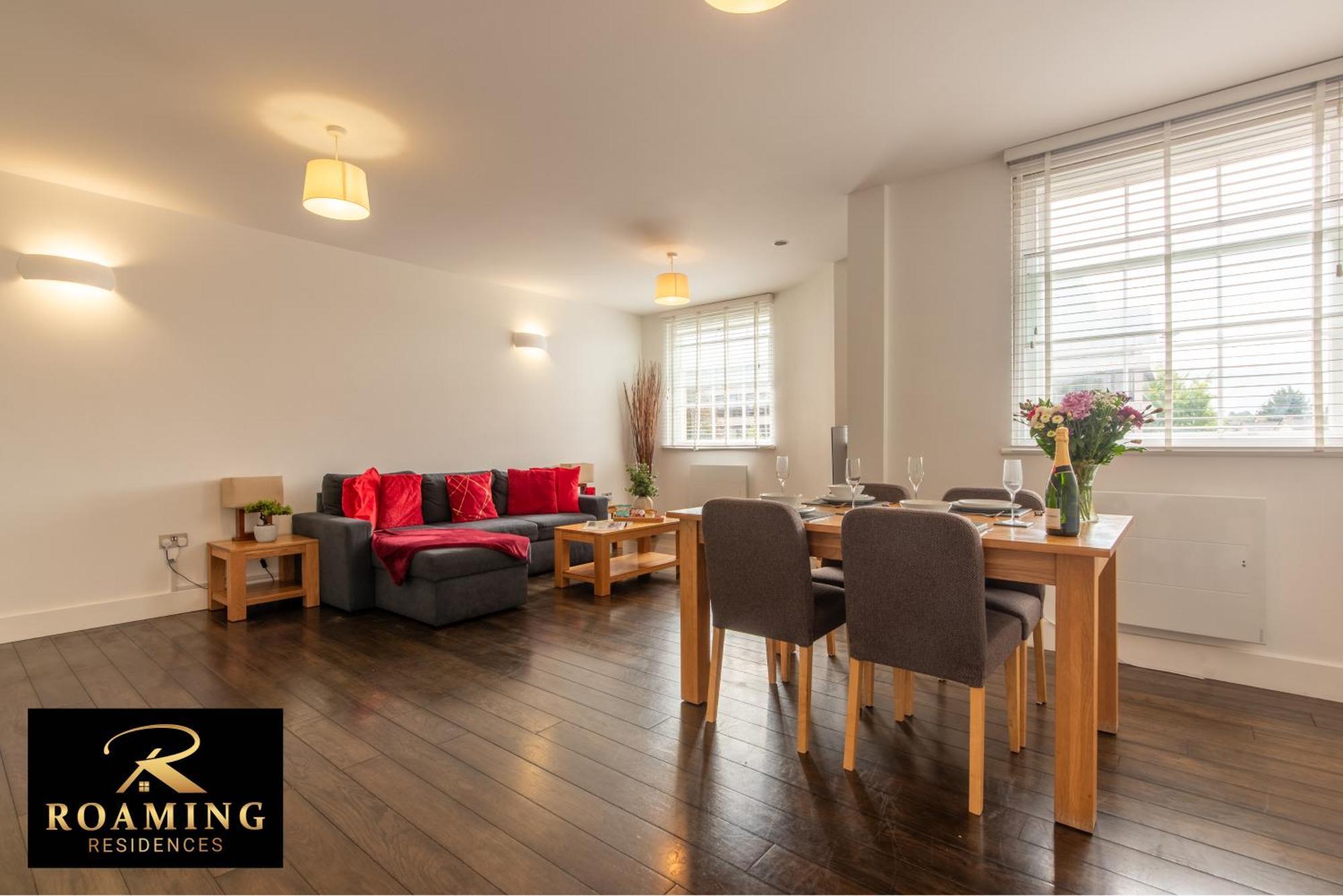 Sleeps 6 - - Free Secure Parking - 2 Bath * Reading