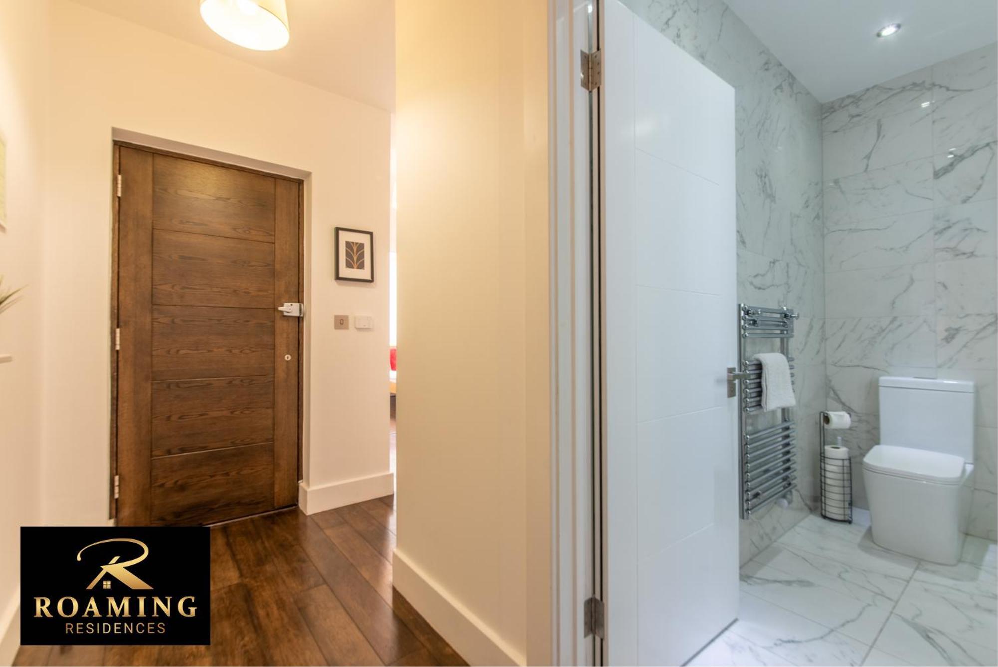 Sleeps 6 - - Free Secure Parking - 2 Bath