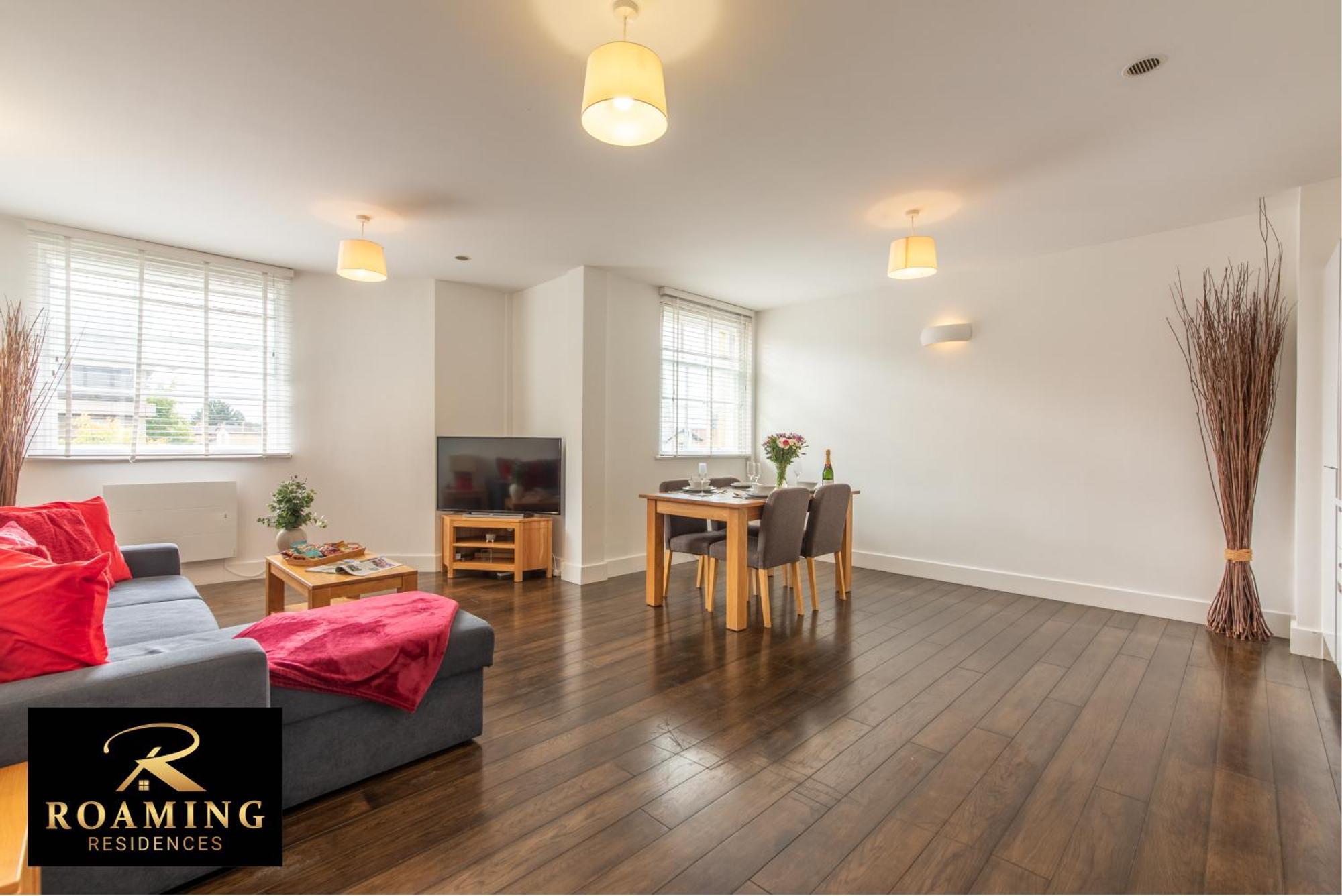 Apartment Sleeps 6 - - Free Secure Parking - 2 Bath