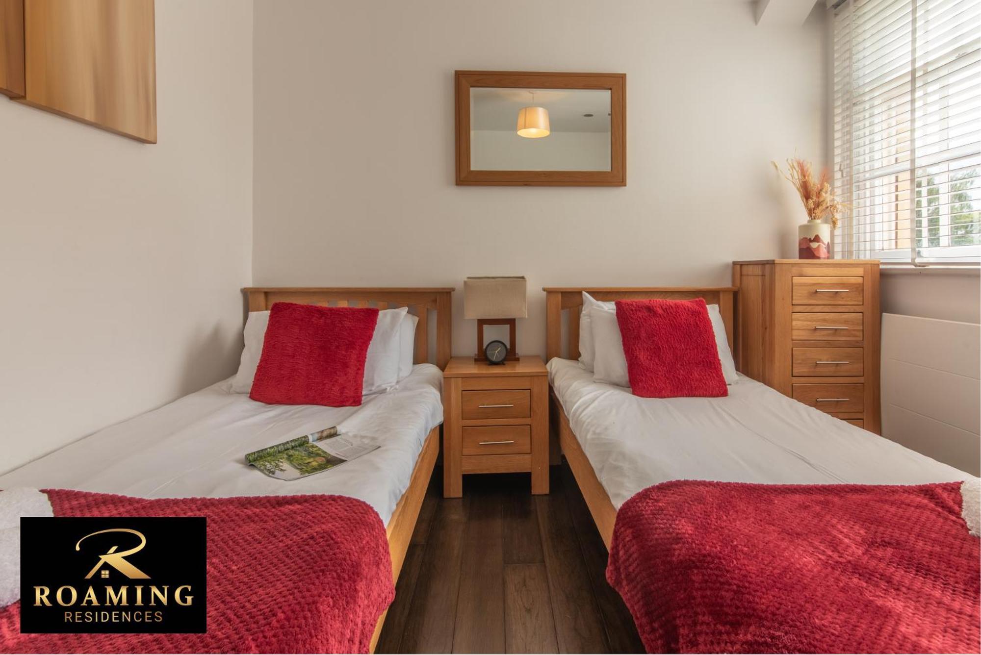 Sleeps 6 - - Free Secure Parking - 2 Bath Apartment *