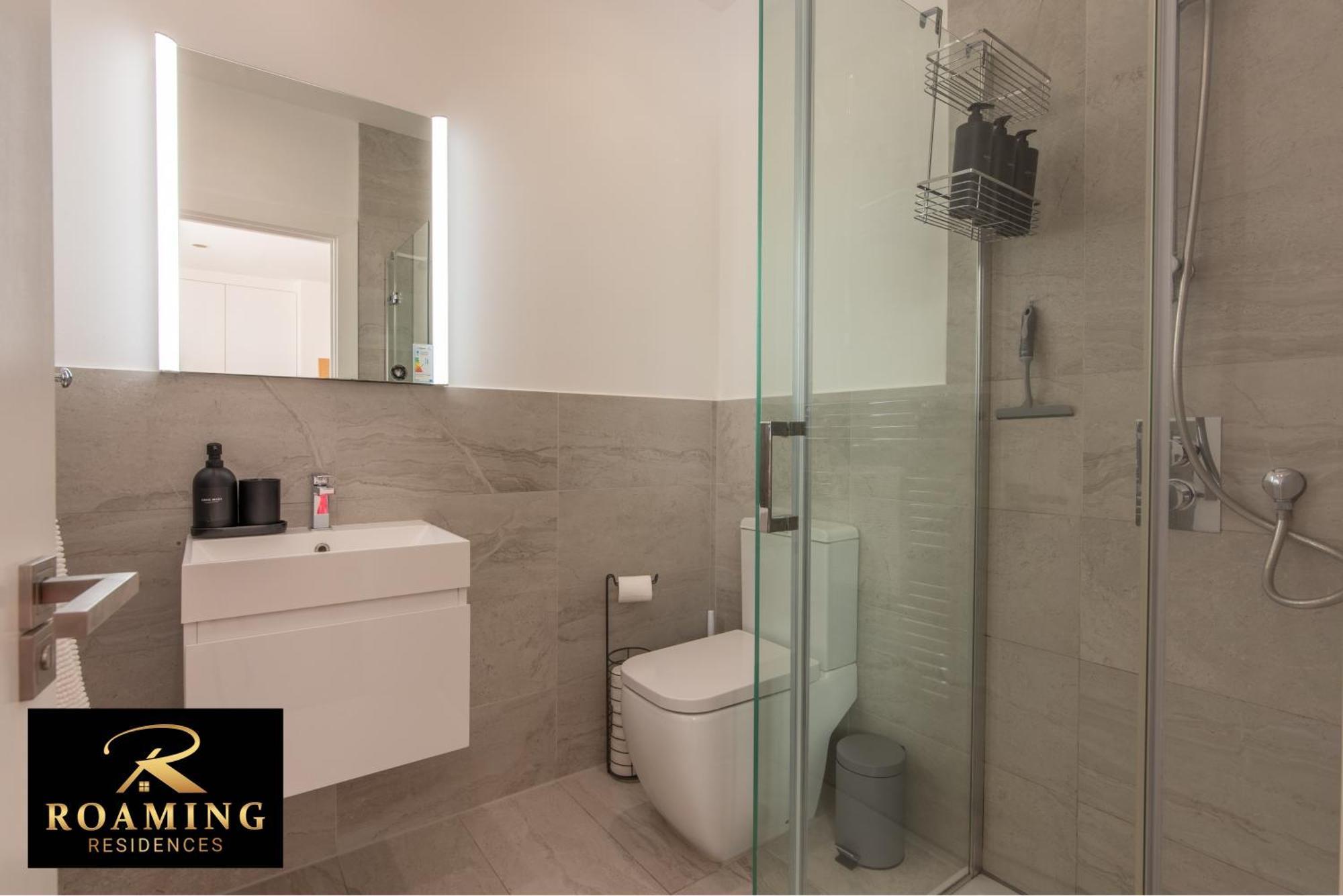 Apartment Sleeps 6 - - Free Secure Parking - 2 Bath *