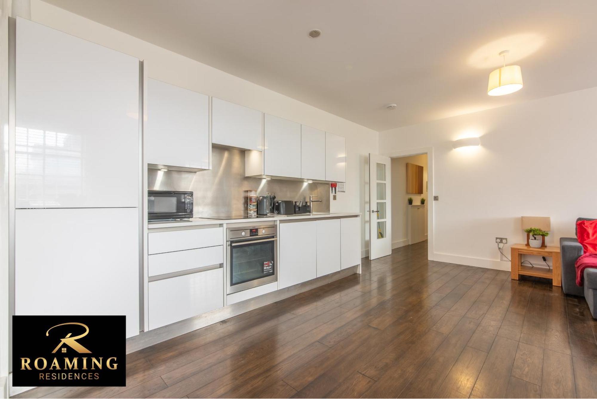Sleeps 6 - - Free Secure Parking - 2 Bath Reading