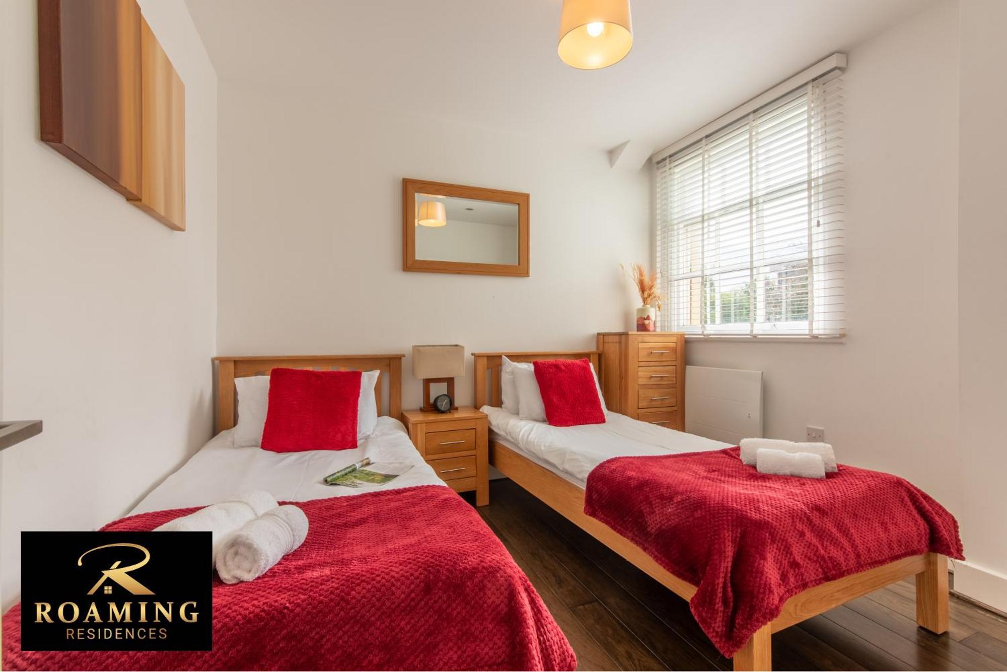 Sleeps 6 - - Free Secure Parking - 2 Bath