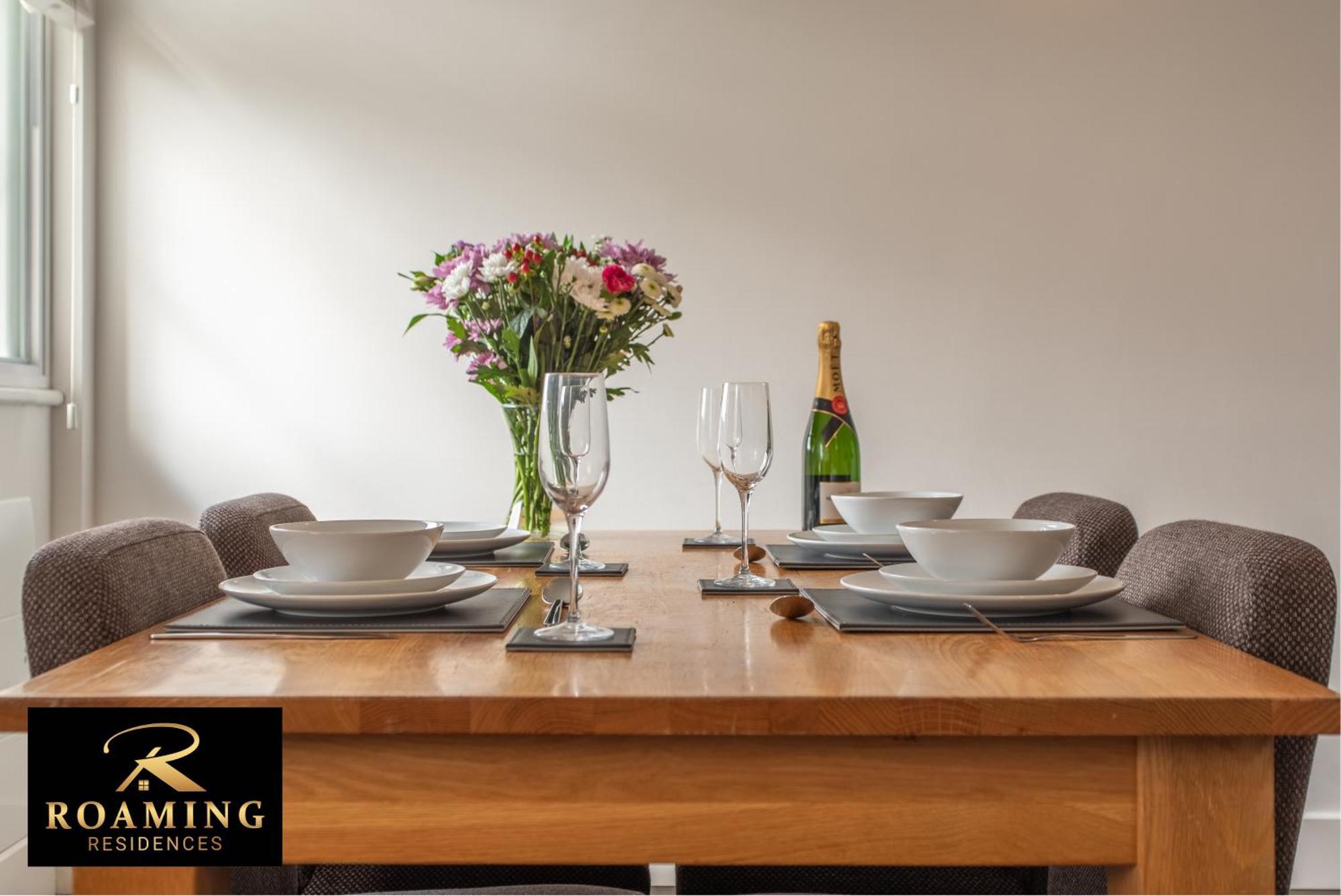 Apartment Sleeps 6 - - Free Secure Parking - 2 Bath