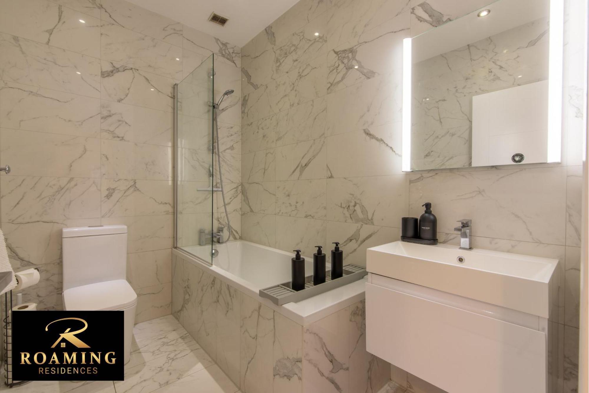 Sleeps 6 - - Free Secure Parking - 2 Bath Apartment Reading