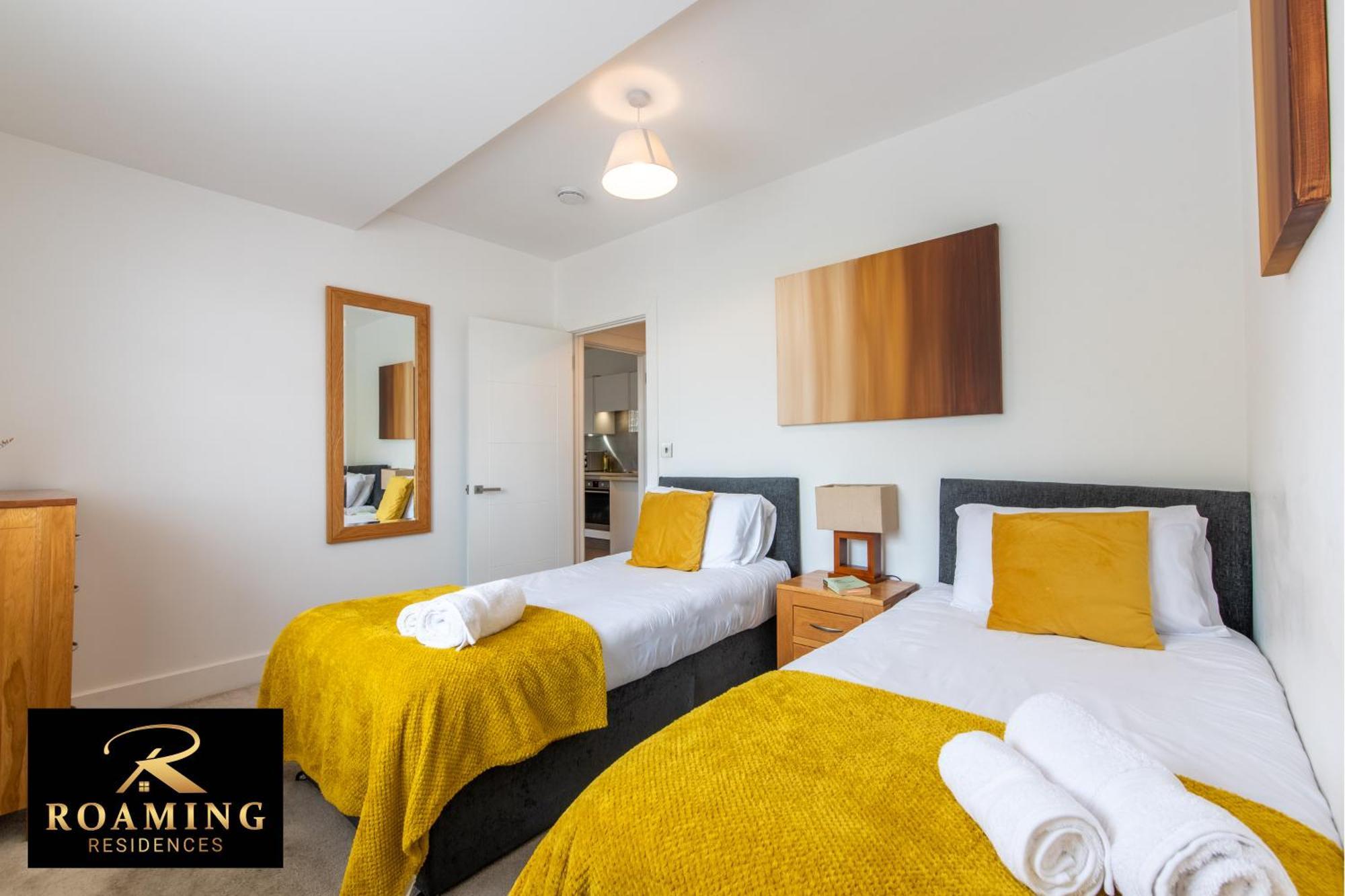 Apartment Sleeps 6 - - Free Secure Parking - 2 Bath