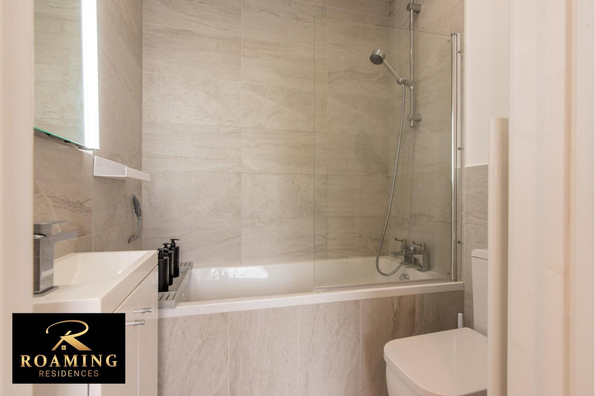 Apartment Sleeps 6 - - Free Secure Parking - 2 Bath Reading