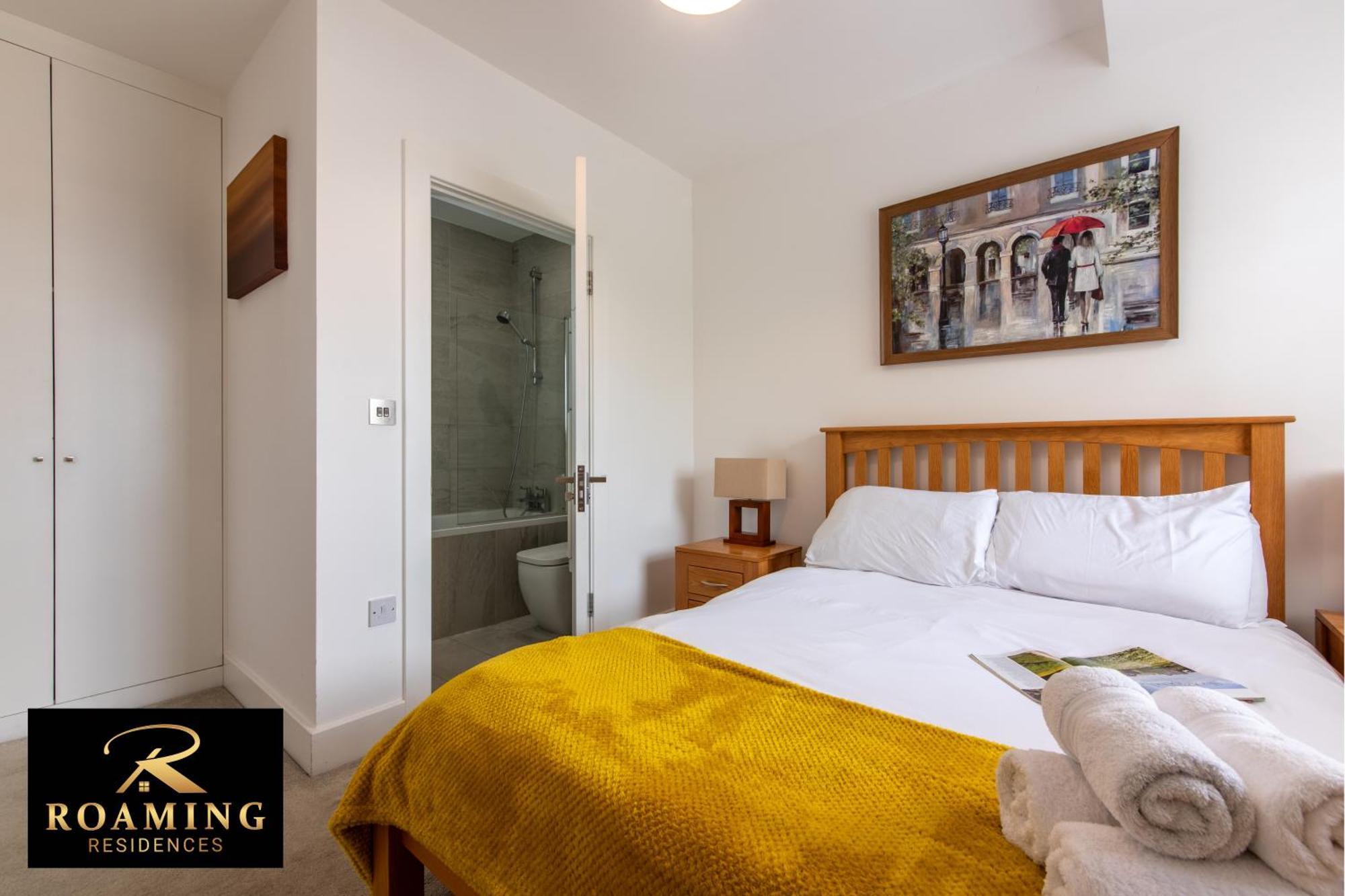 Sleeps 6 - - Free Secure Parking - 2 Bath *
