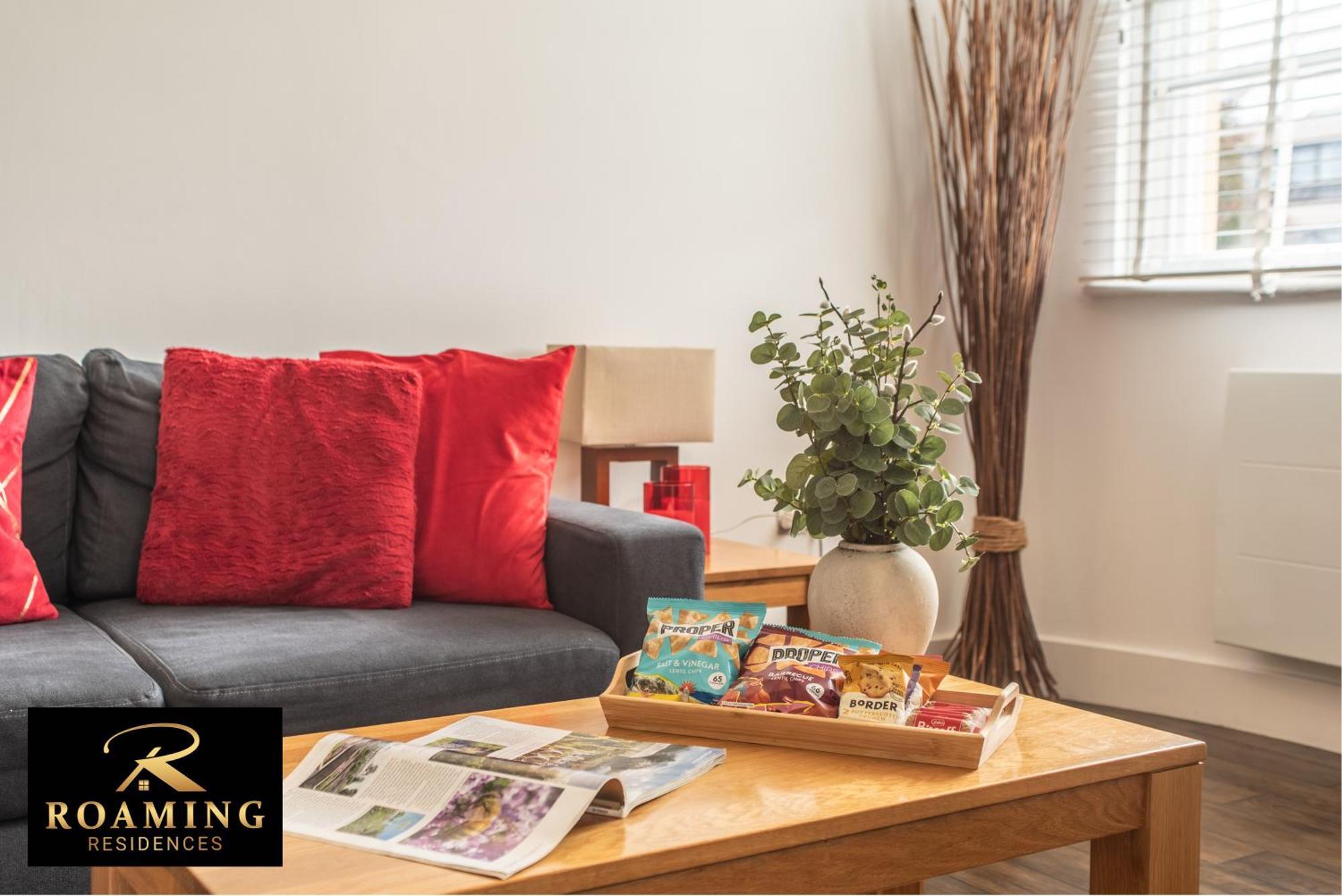 Sleeps 6 - - Free Secure Parking - 2 Bath Reading