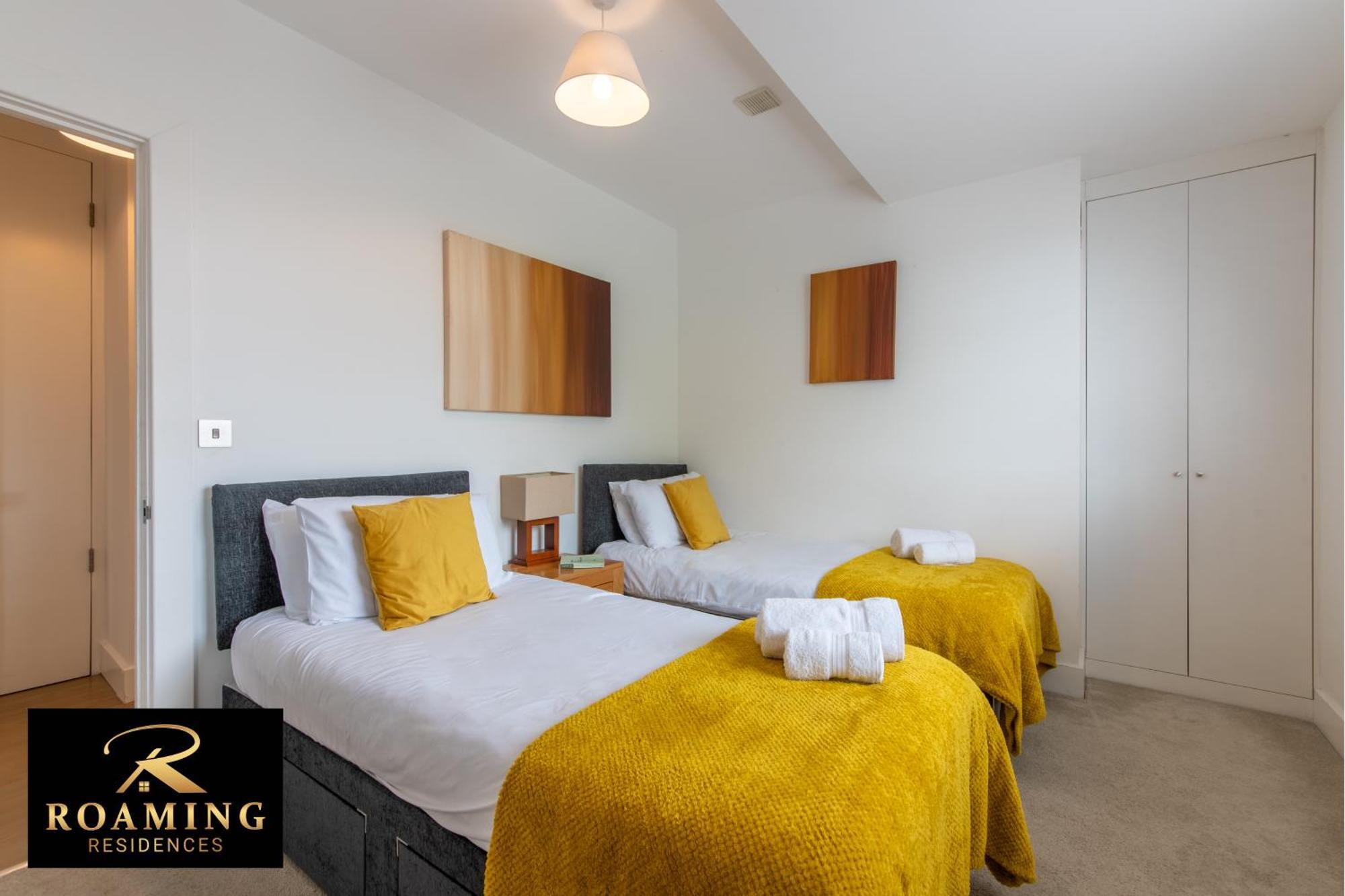Sleeps 6 - - Free Secure Parking - 2 Bath Apartment