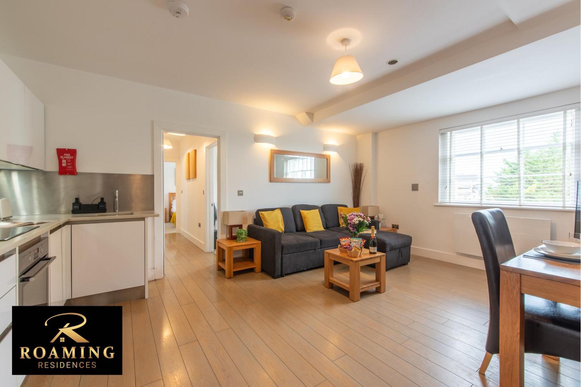 Apartment Sleeps 6 - - Free Secure Parking - 2 Bath *