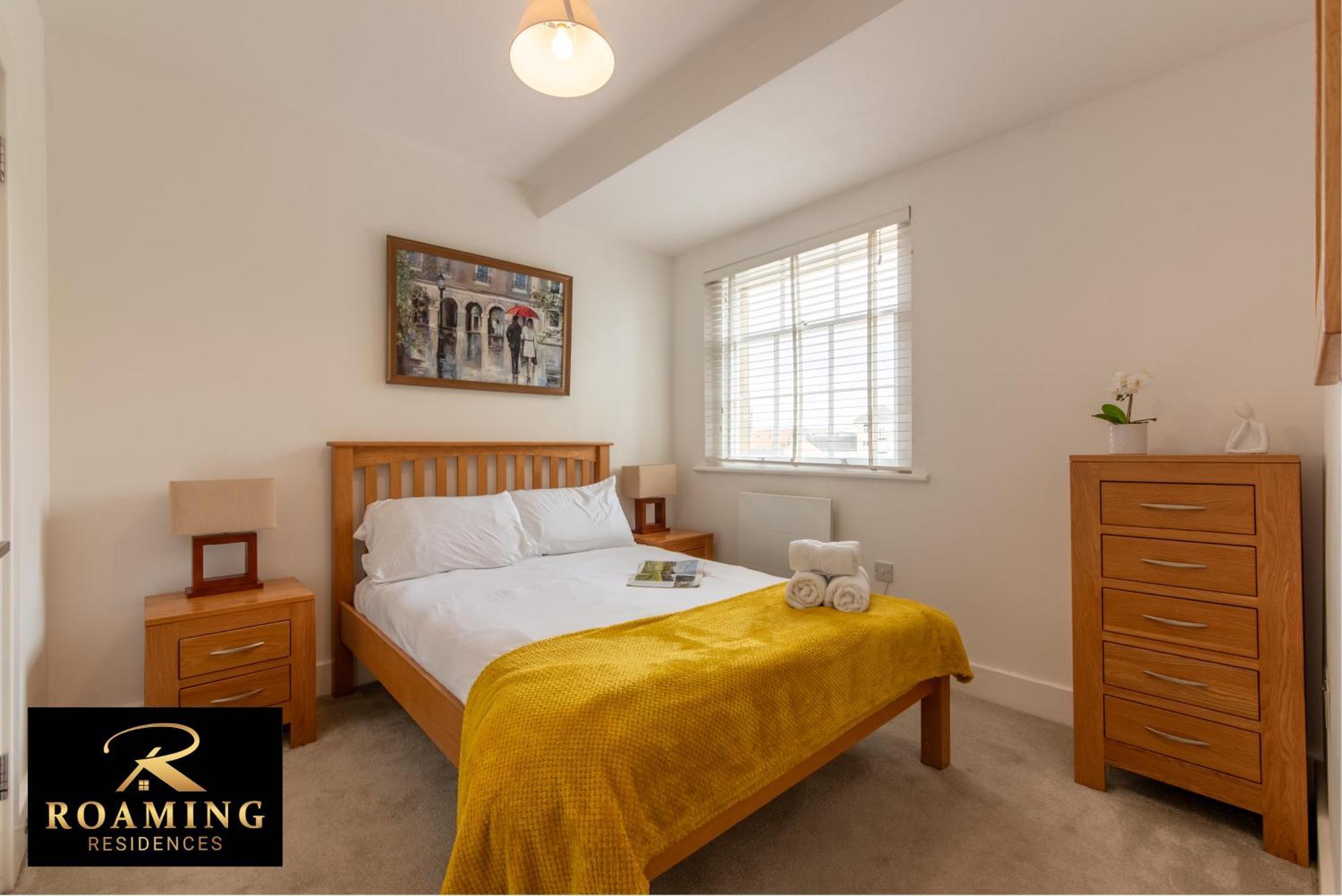 Sleeps 6 - - Free Secure Parking - 2 Bath Apartment Reading