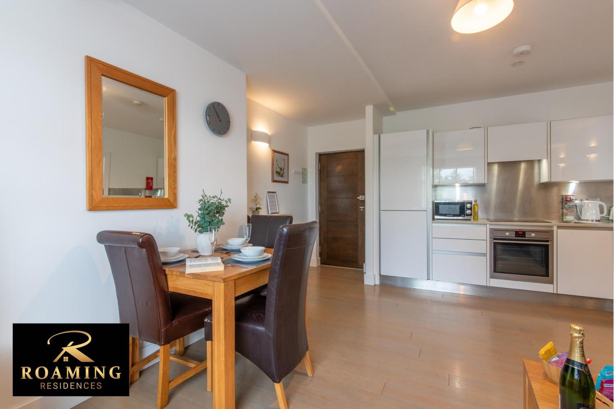 Sleeps 6 - - Free Secure Parking - 2 Bath * Reading