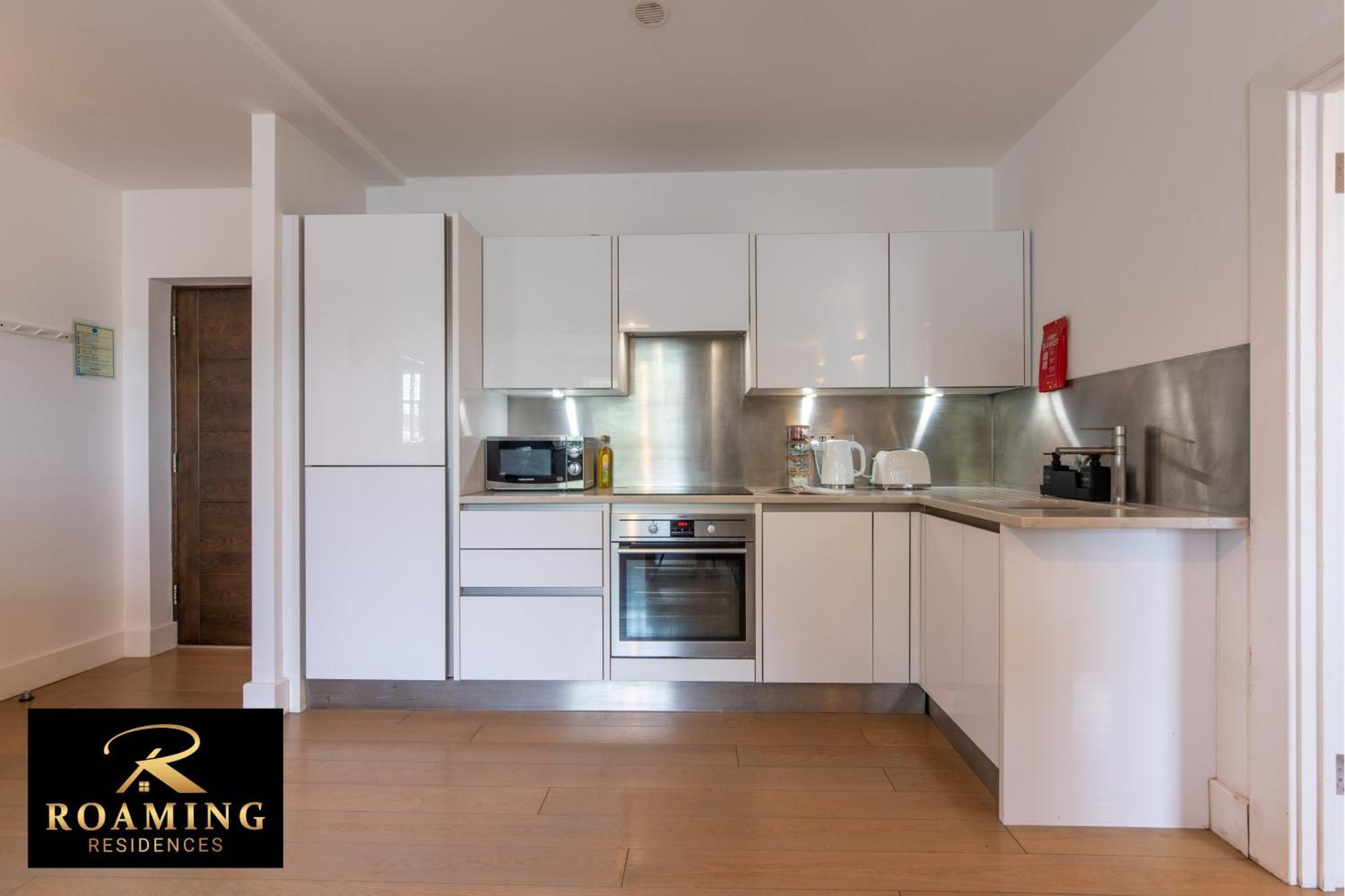 Sleeps 6 - - Free Secure Parking - 2 Bath