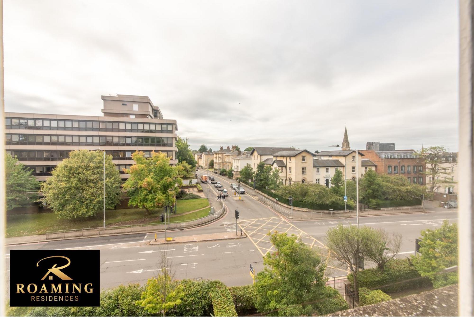 Apartment Sleeps 6 - - Free Secure Parking - 2 Bath Reading