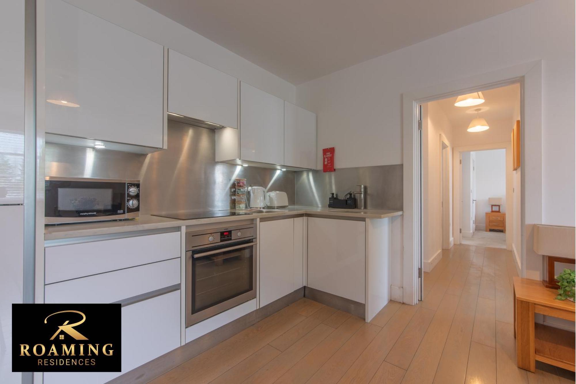 Sleeps 6 - - Free Secure Parking - 2 Bath Reading