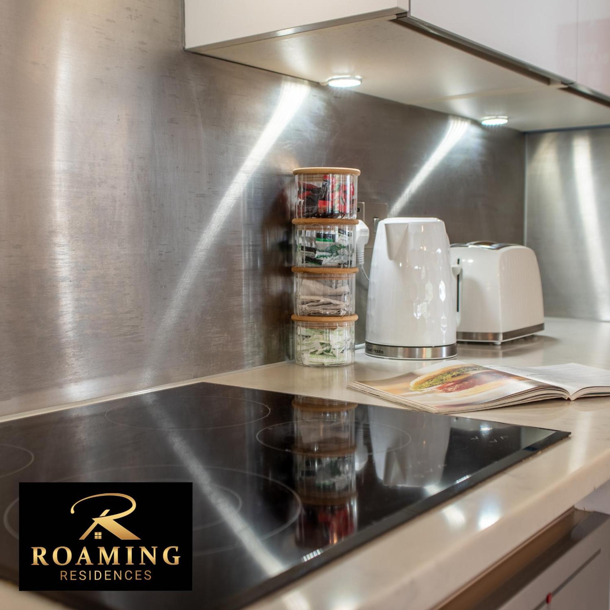 Sleeps 6 - - Free Secure Parking - 2 Bath
