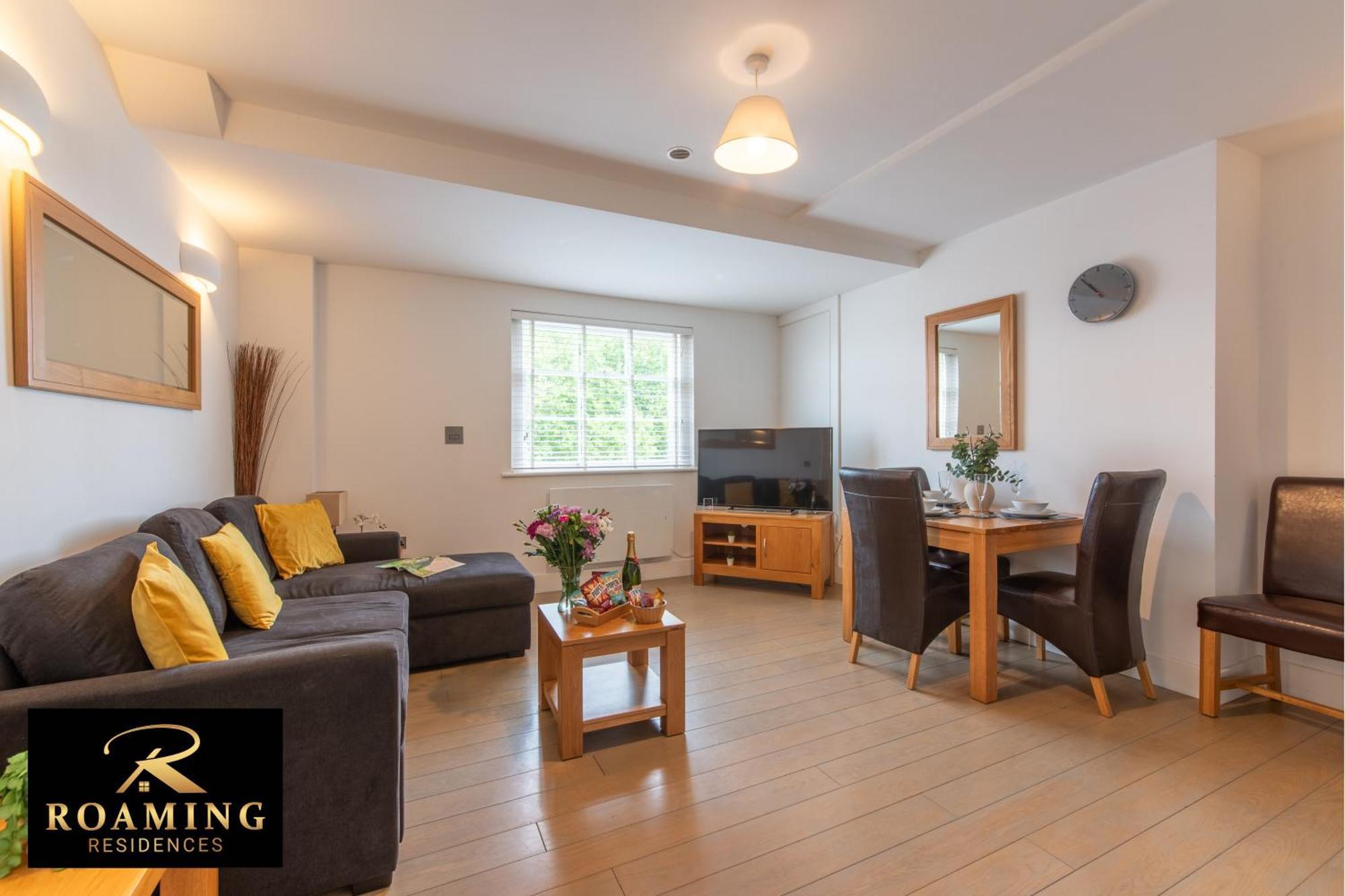 Apartment Sleeps 6 - - Free Secure Parking - 2 Bath