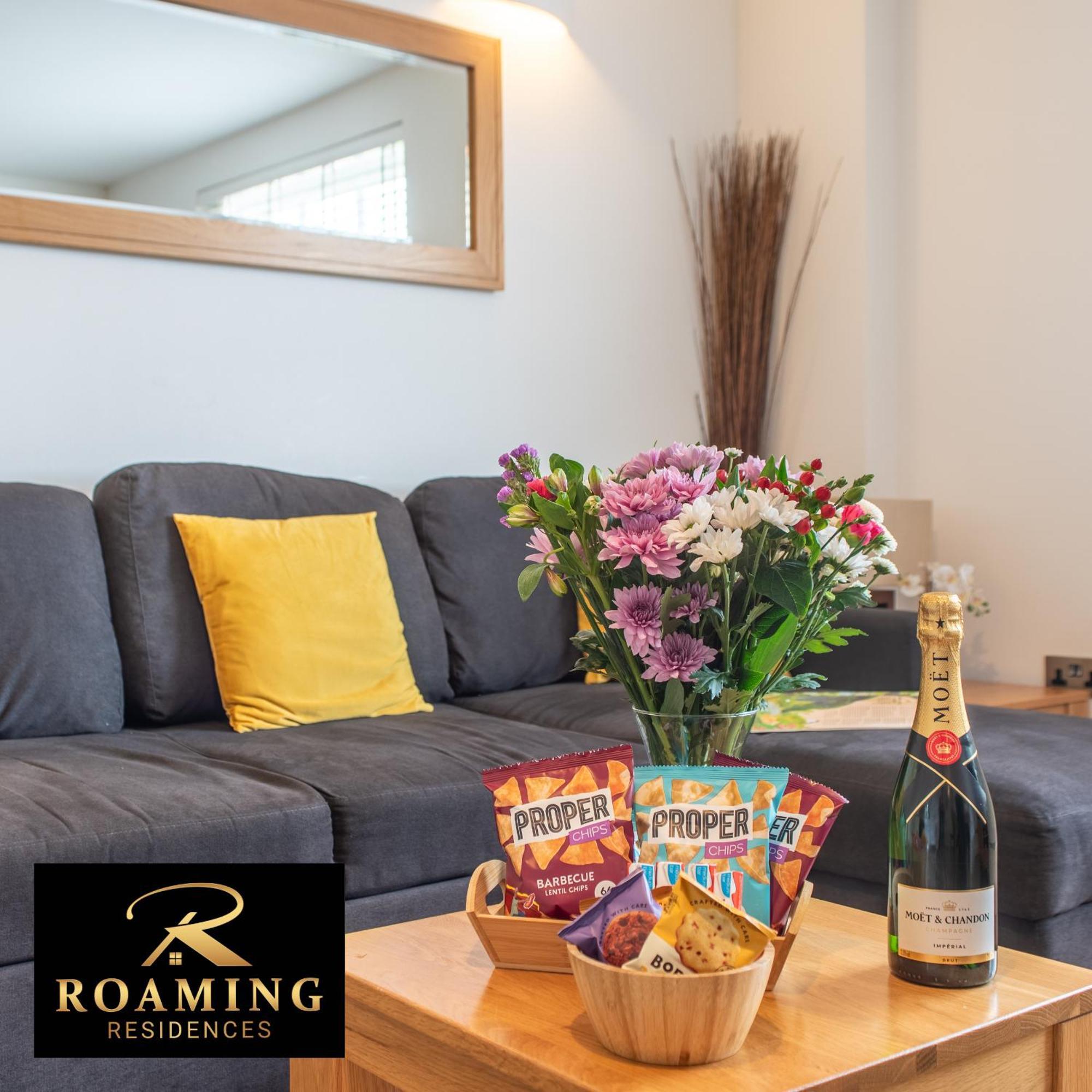 Sleeps 6 - - Free Secure Parking - 2 Bath