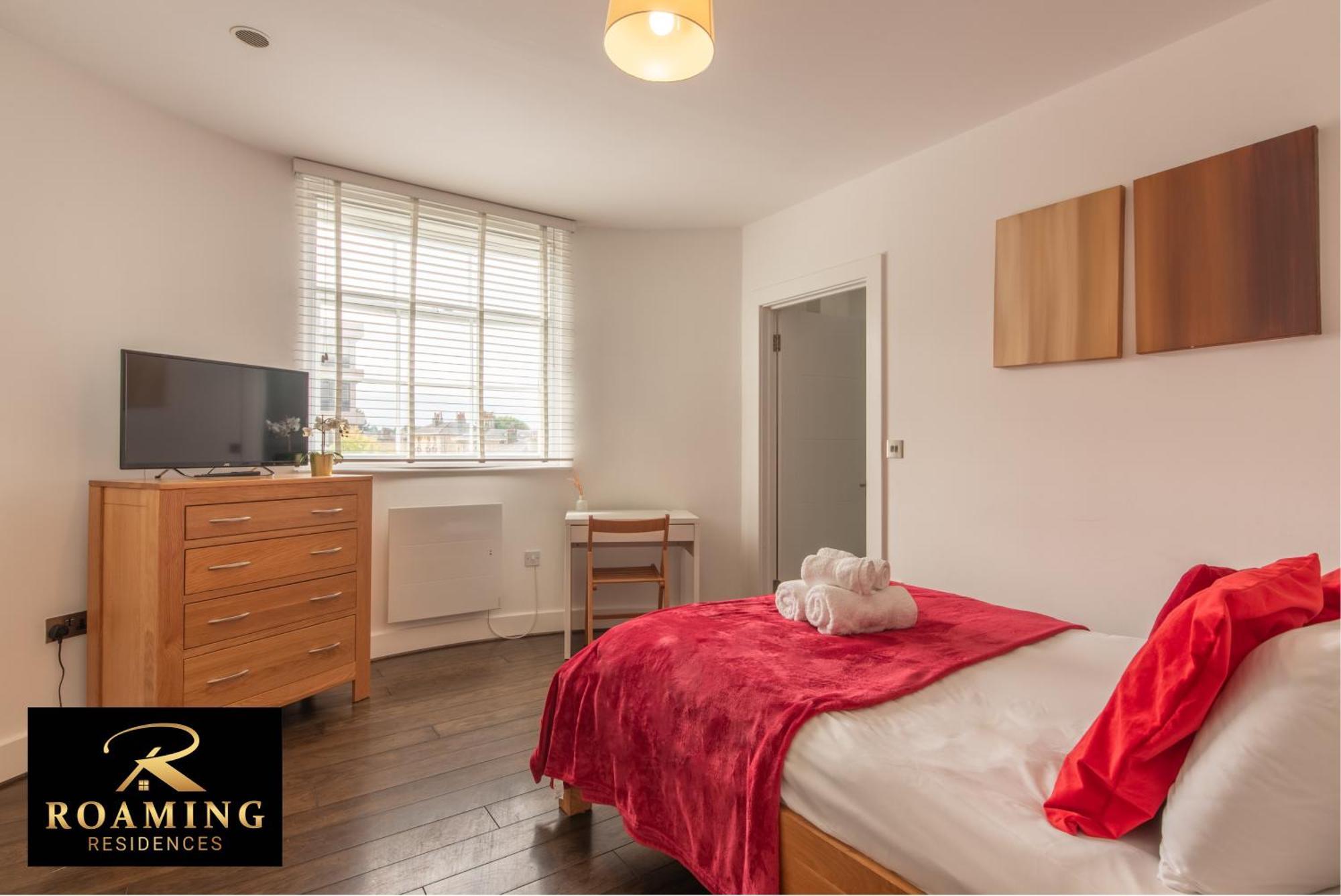 Sleeps 6 - - Free Secure Parking - 2 Bath Apartment